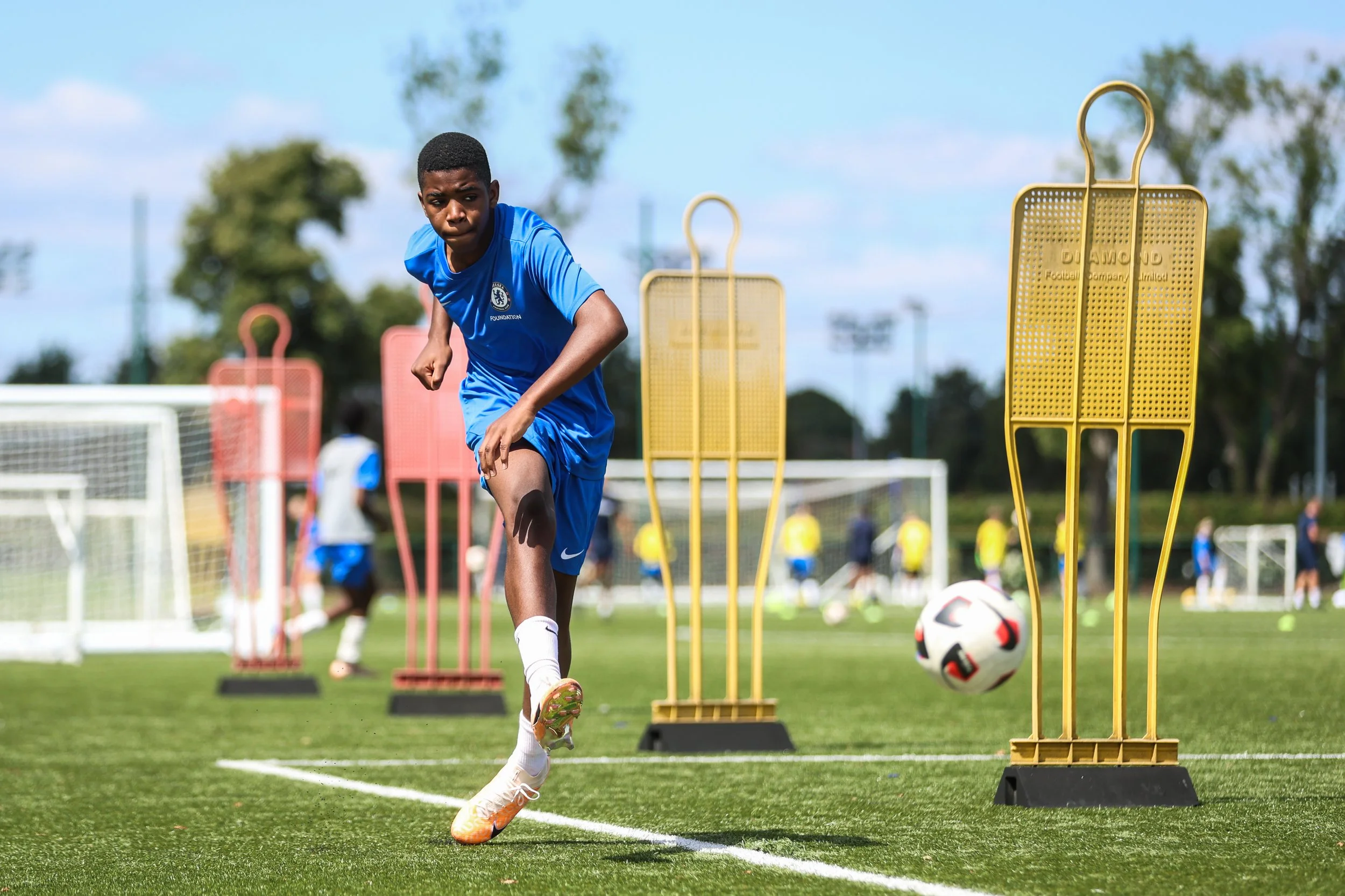 Player at a Chelsea FC camp battling for possession in a close 1v1 moment