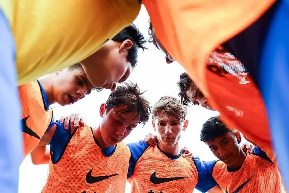 charla del equipo en el campamento de fútbol