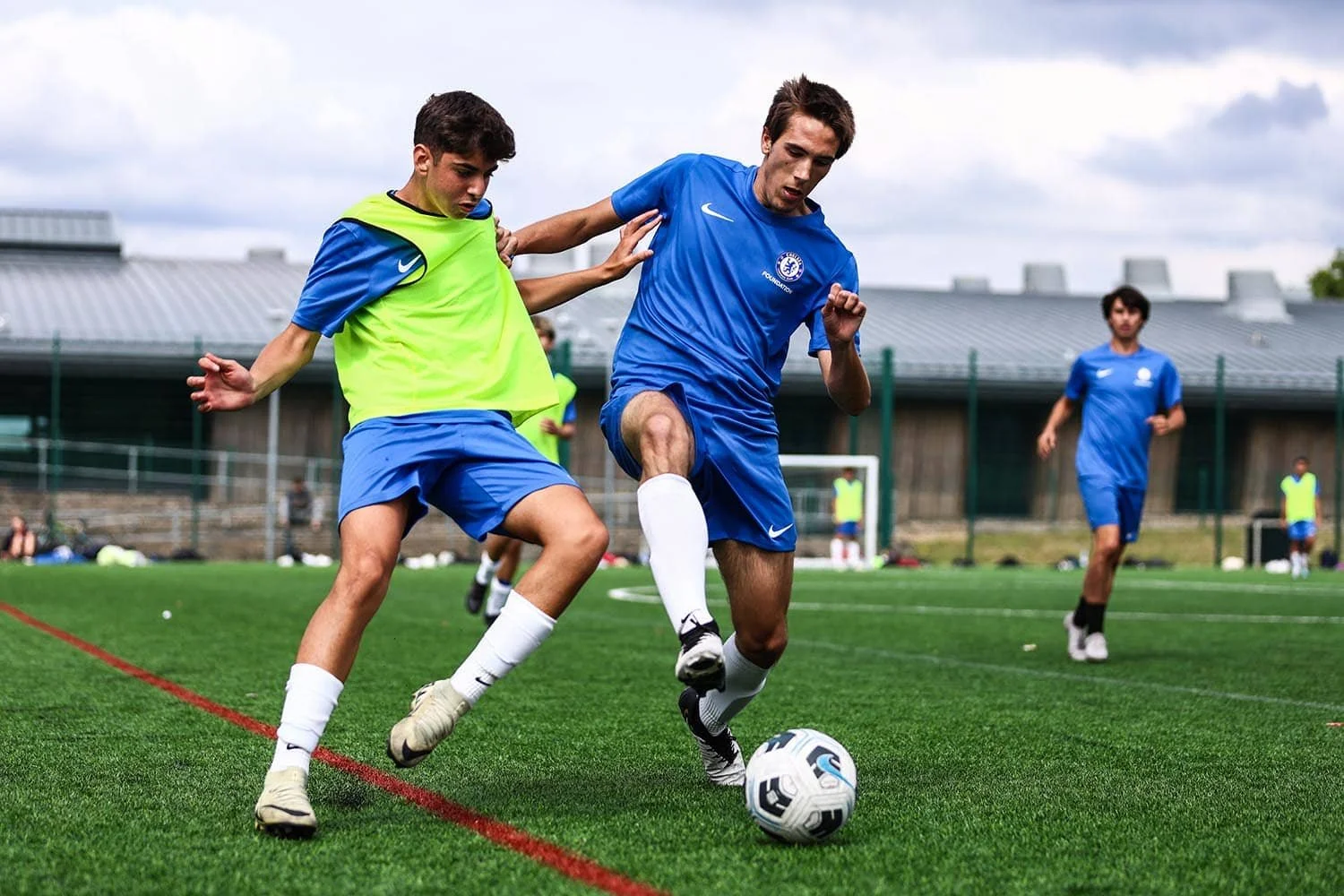 luchando por el balón en el campamento de fútbol