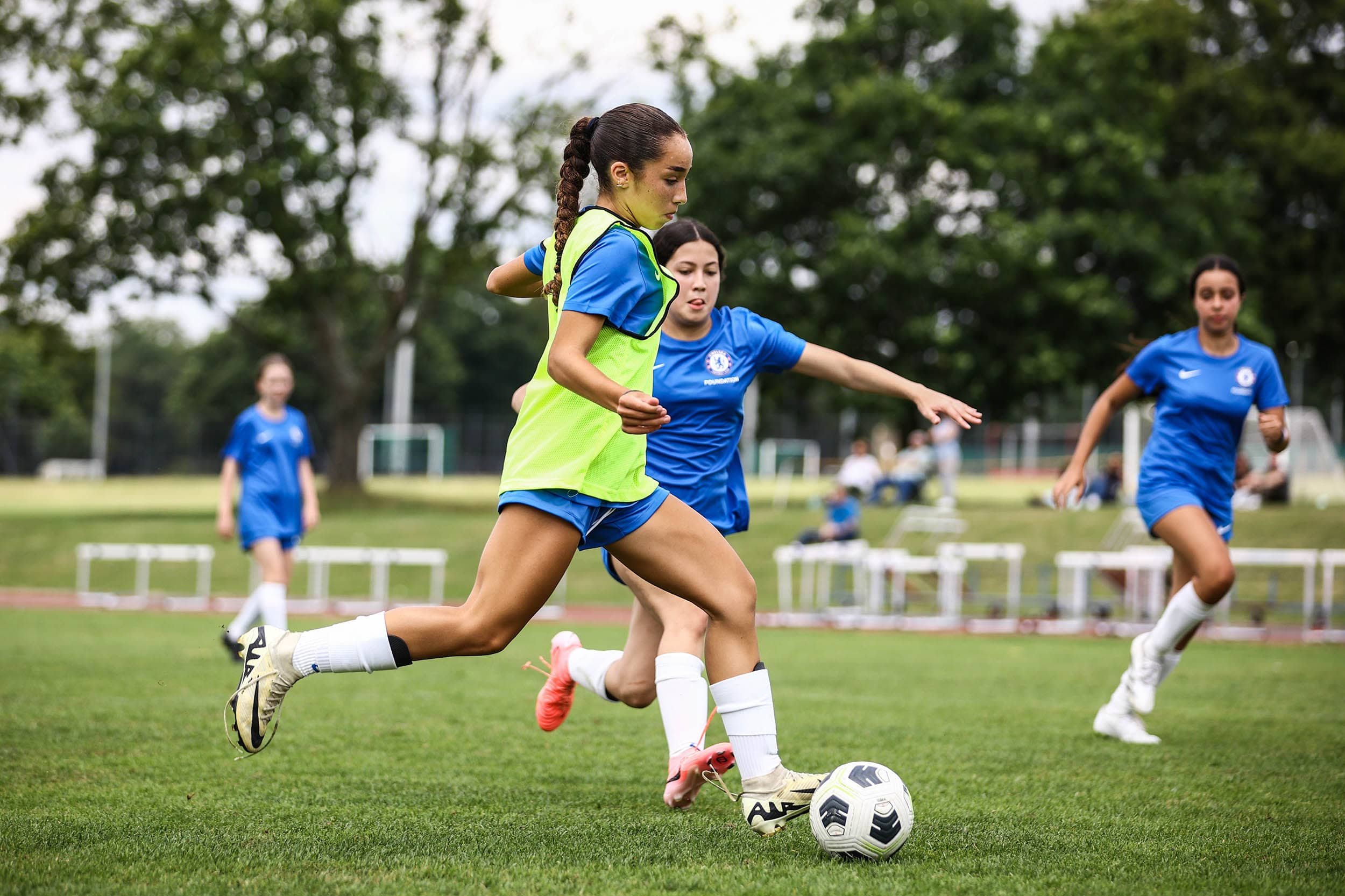 Chicas en un partido competitivo en el Nike Football Camp