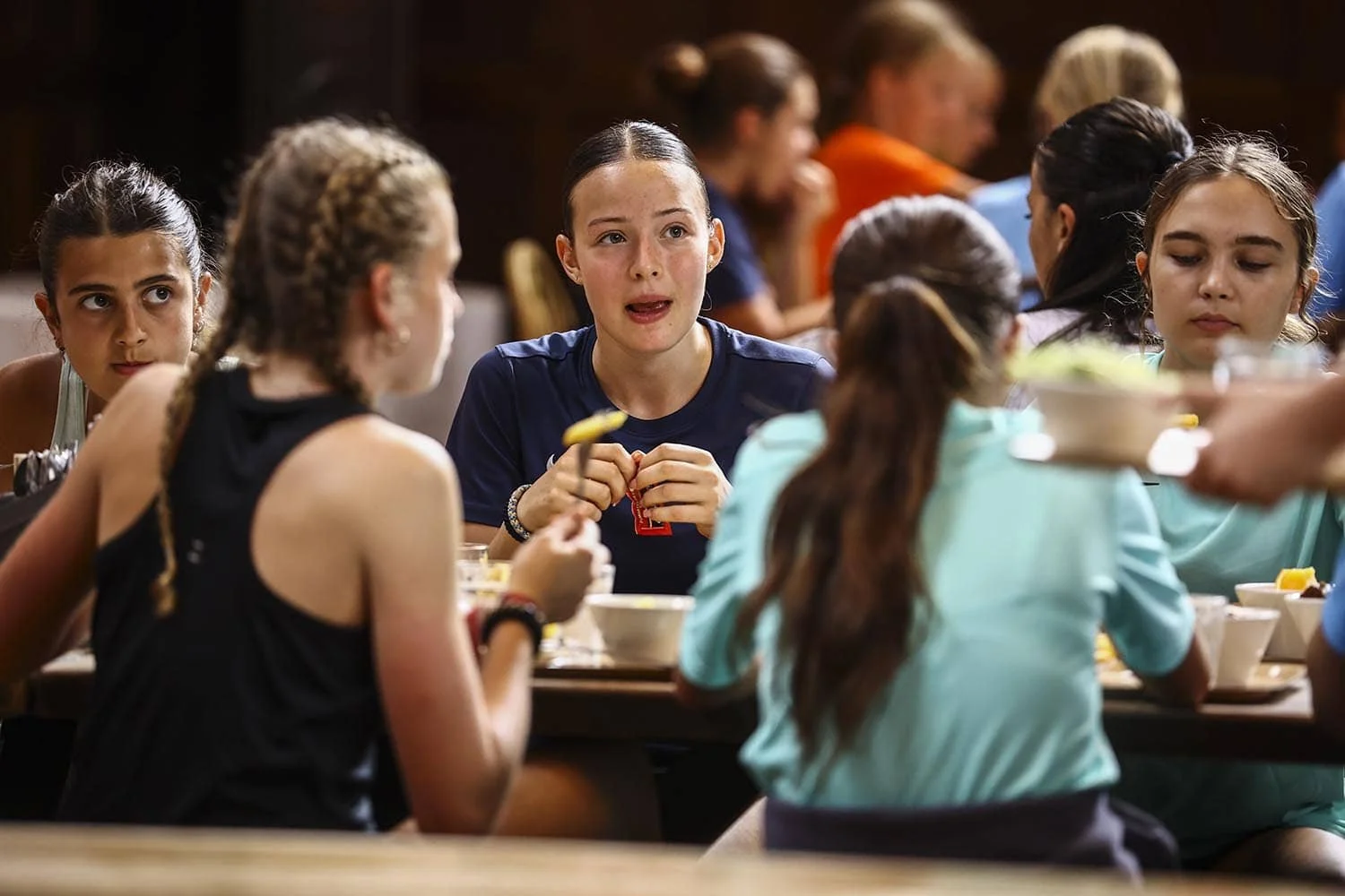 Mädchen, die zu Mittag essen und miteinander reden
