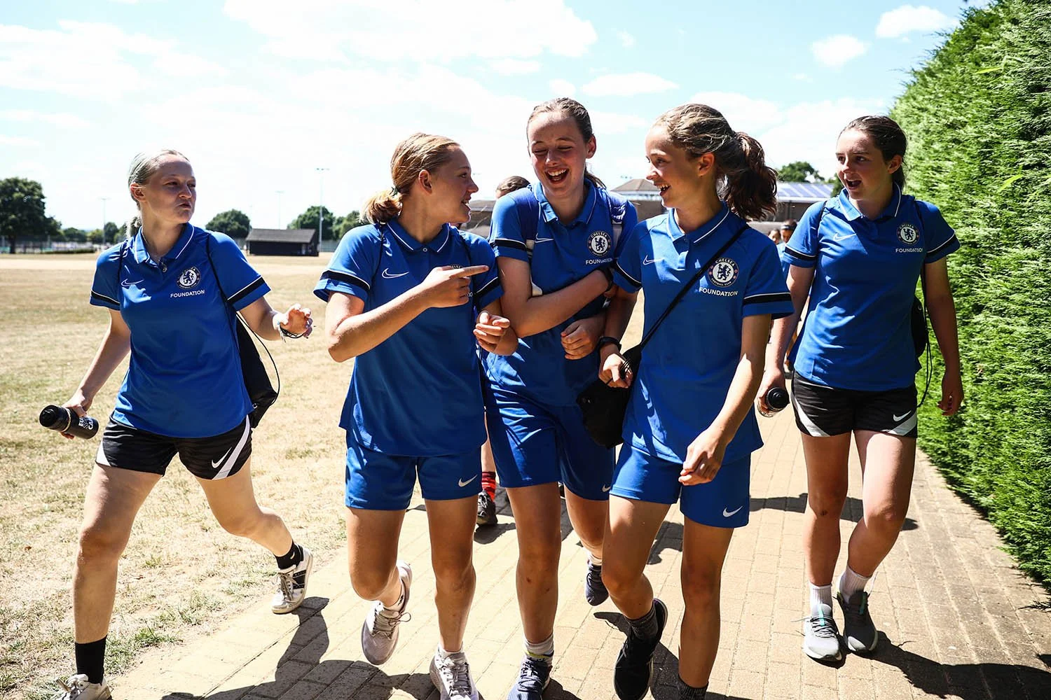 Jugadores con el entrenador del Chelsea FC caminando hacia el entrenamiento.