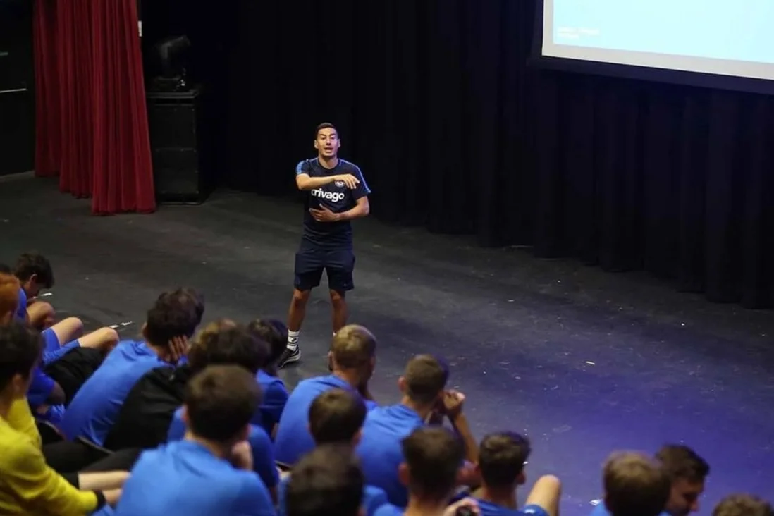 Conferencia vespertina sobre fútbol a cargo del entrenador del Chelsea FC.