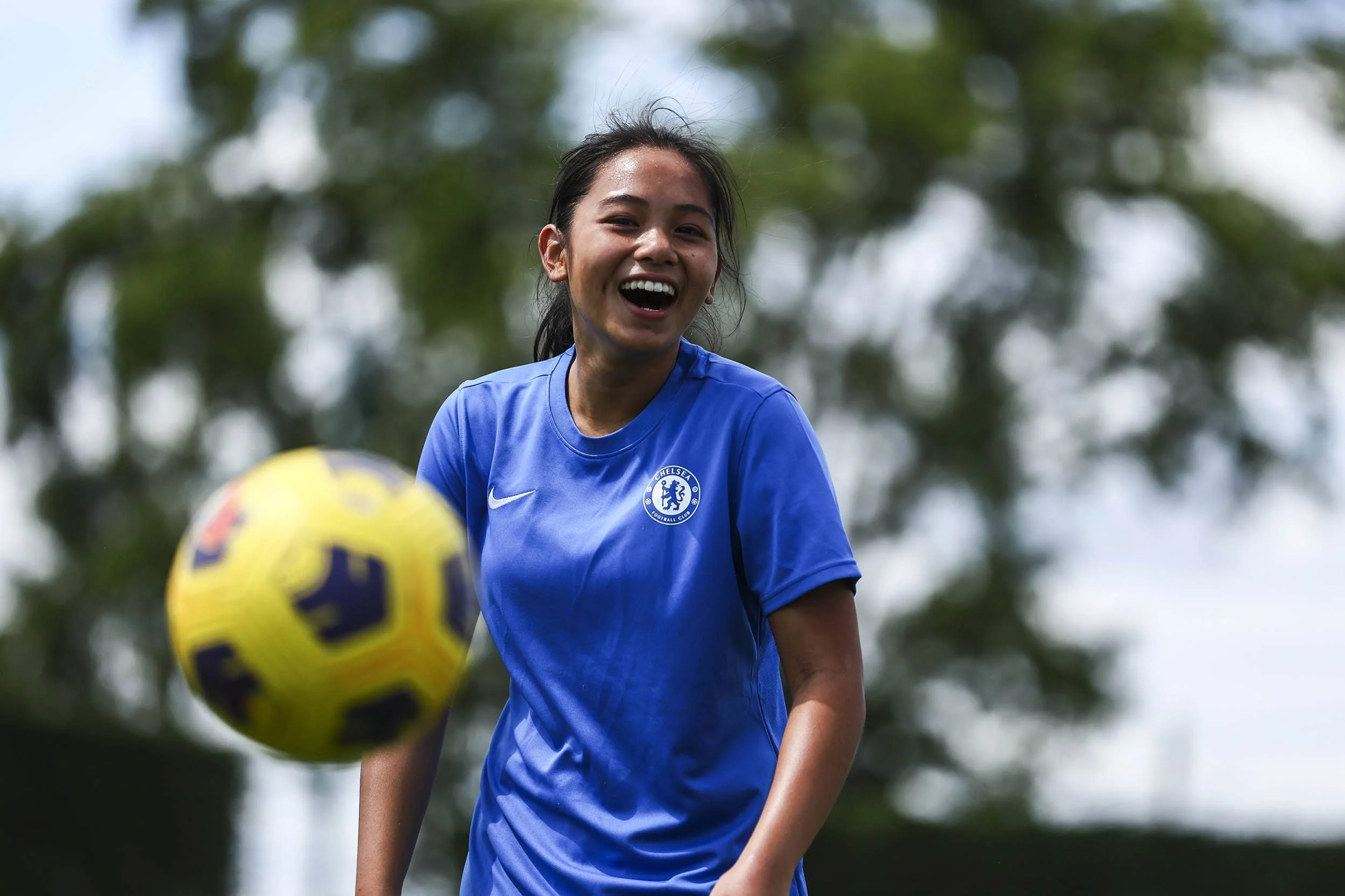 Chica riendo en el campamento del Chelsea FC en Inglaterra.