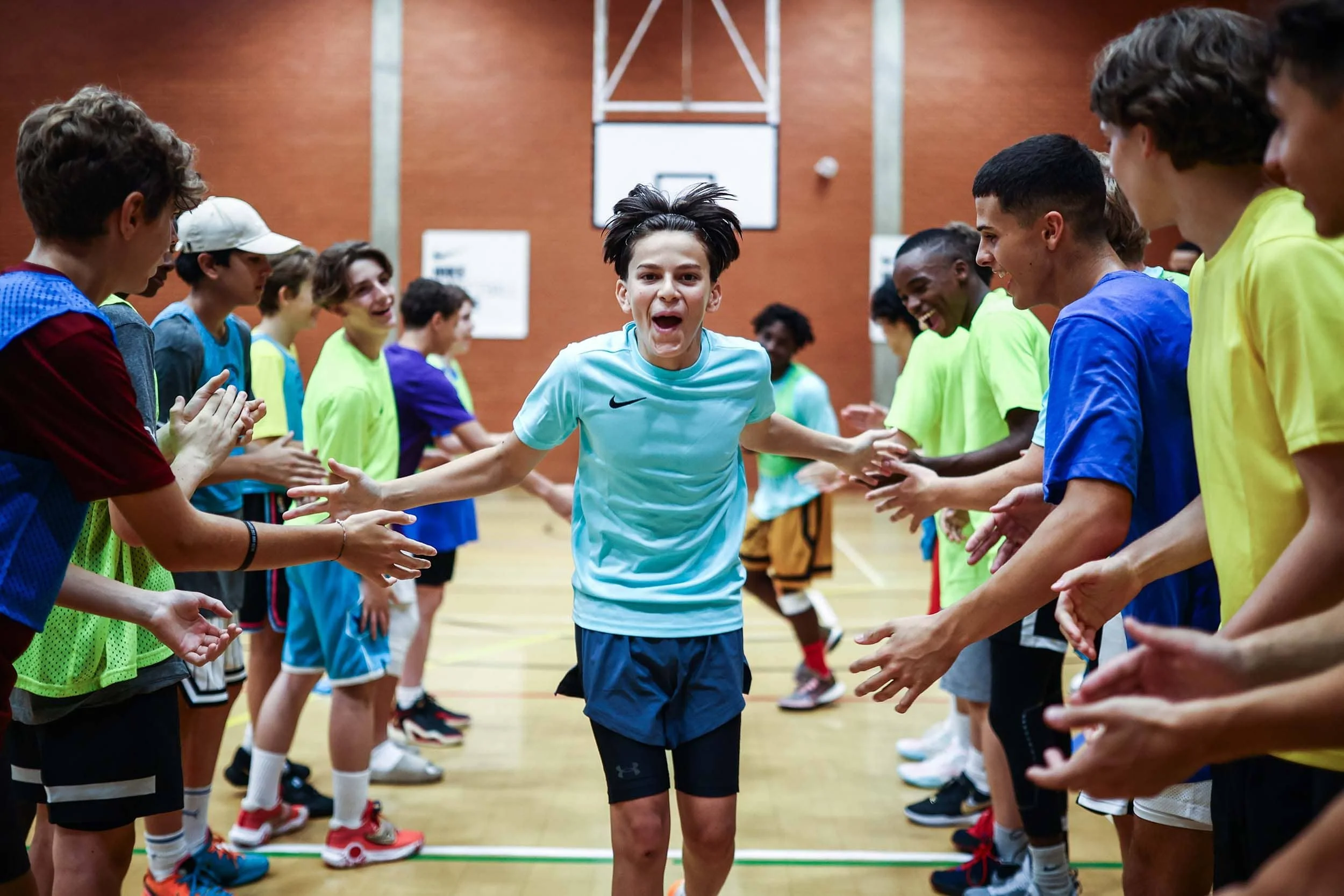 Basketballspieler, die ihrem Team ein High Five geben