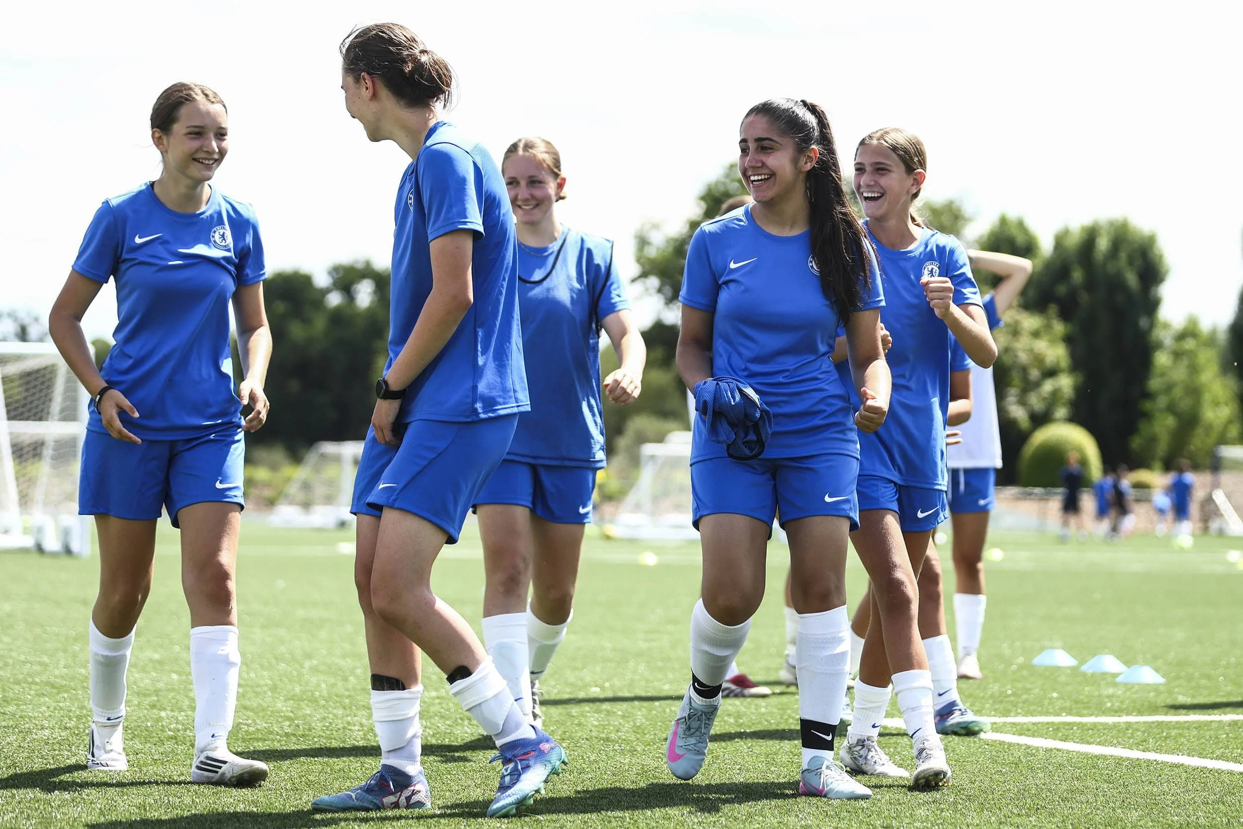 Equipo de jugadoras del campamento femenino del Chelsea FC riendo