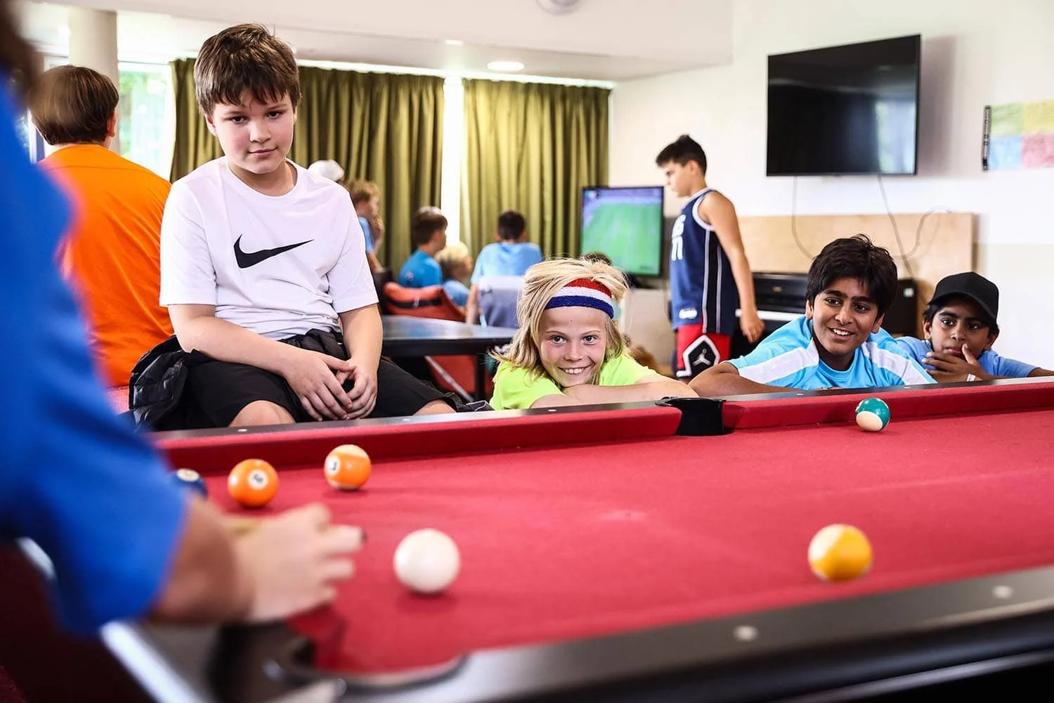 Jungen, die in einer Pension Billard spielen