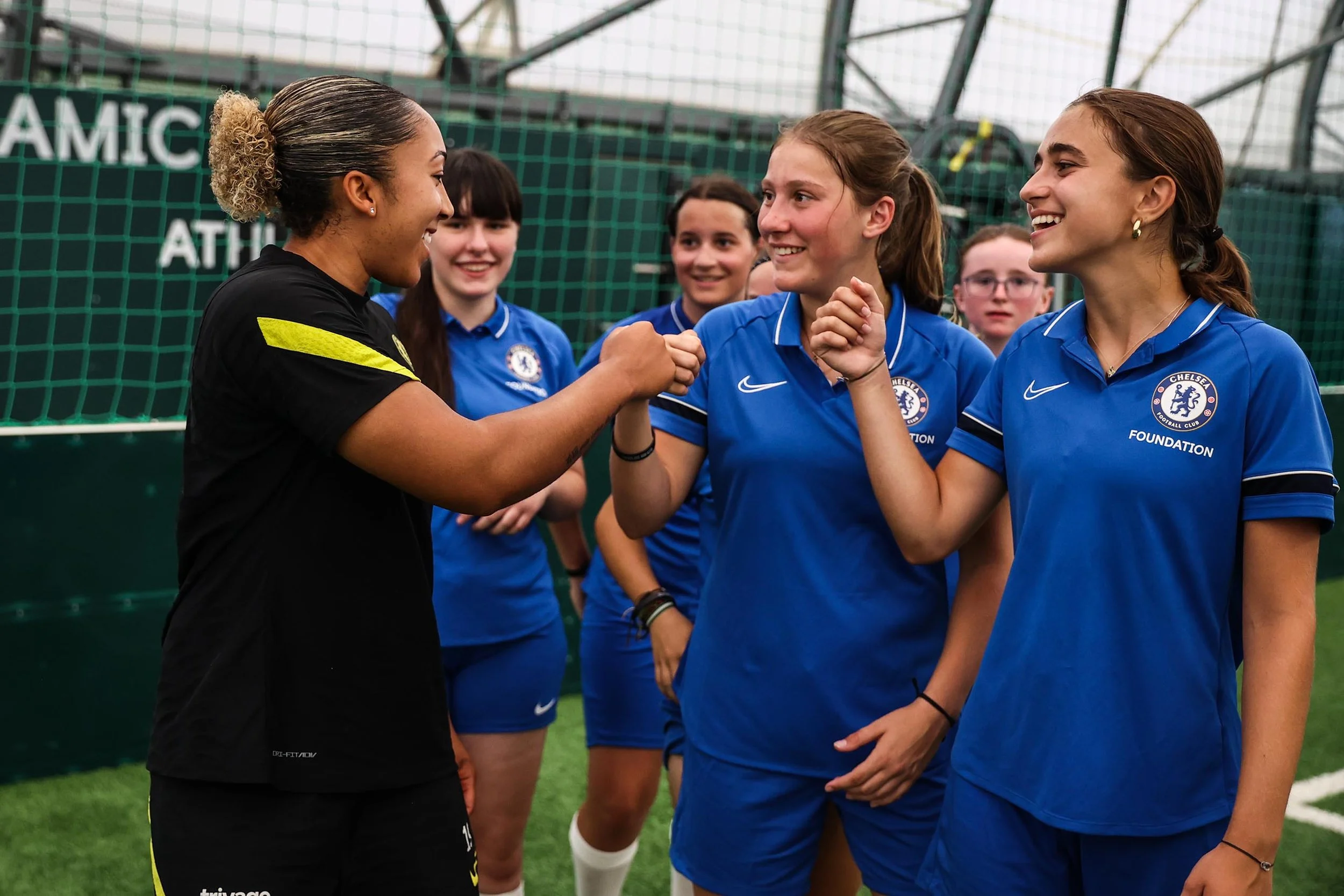 Las chicas del Chelsea FC Camp se reúnen con Lauren James