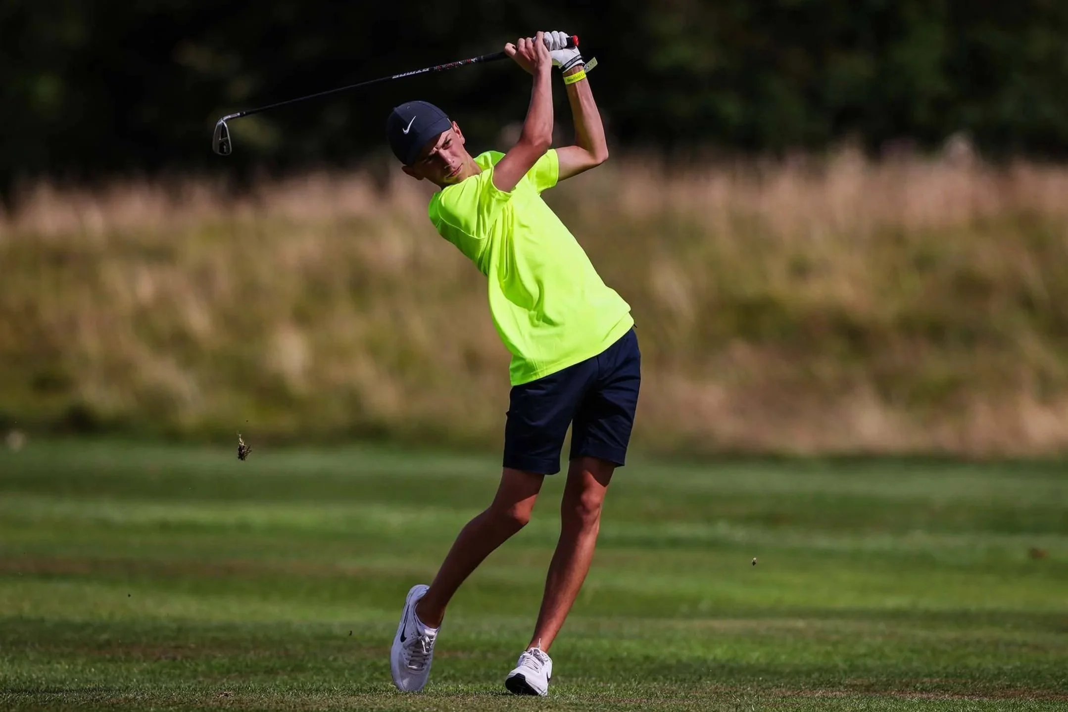 Golfspieler auf dem Nike Camp beim Üben seines Schwungs