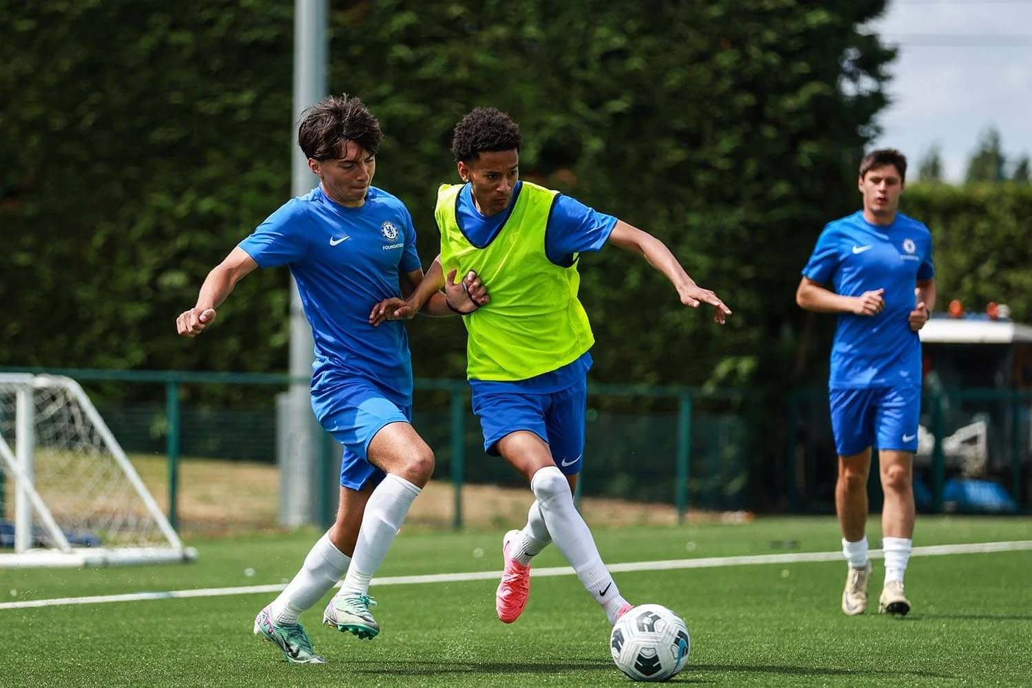 Deux joueurs du camp du Chelsea FC se disputent le ballon.