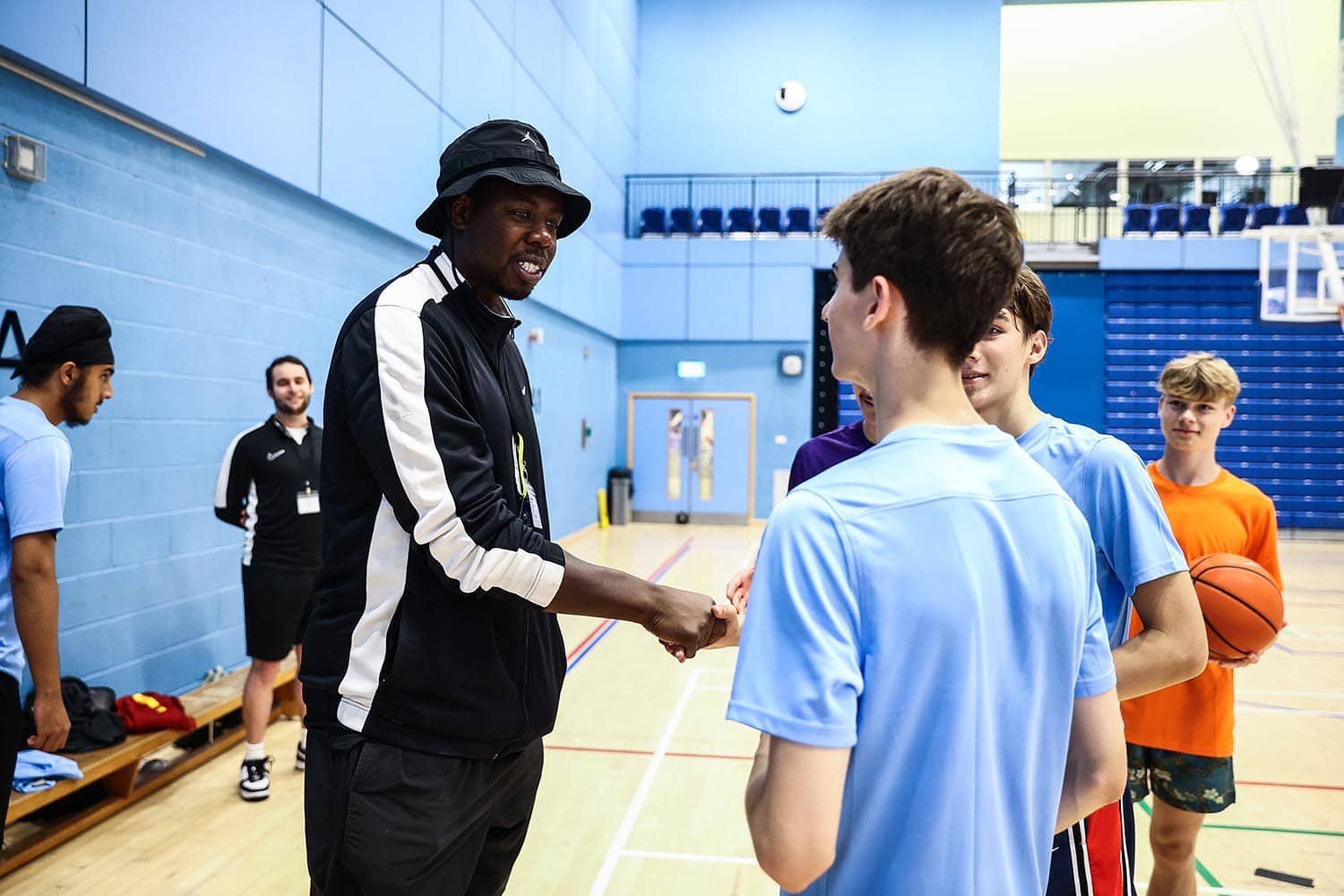 Eric Boateng estrecha la mano a los jugadores del Nike Basketball Camp.