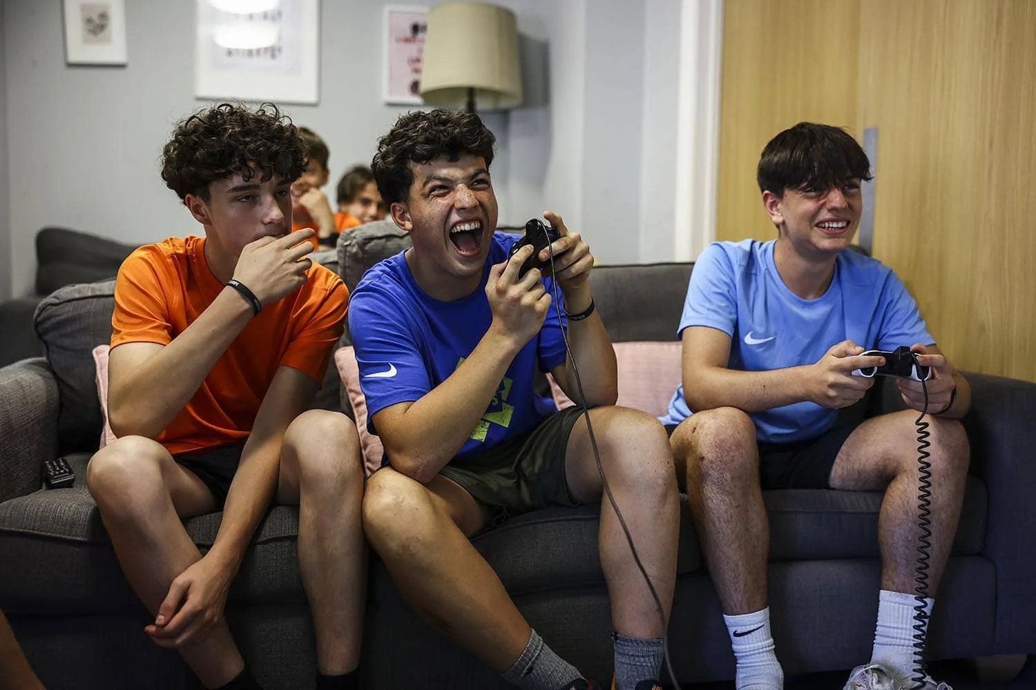 Jungen, die PlayStation spielen