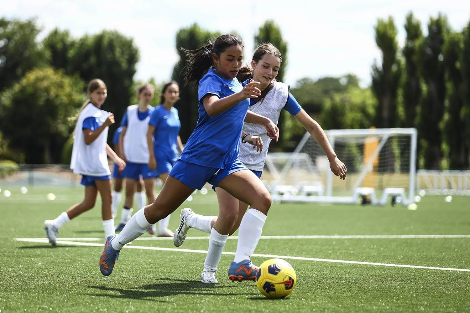 Mädchen beim Trainingslager des FC Chelsea in Cobham