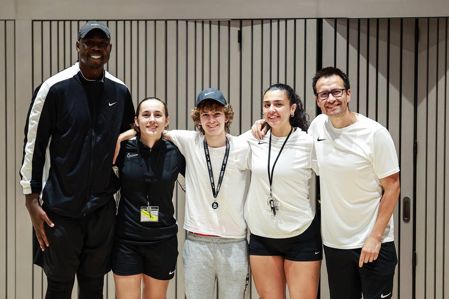 Jugadores de baloncesto en la ceremonia de entrega de premios del campamento.