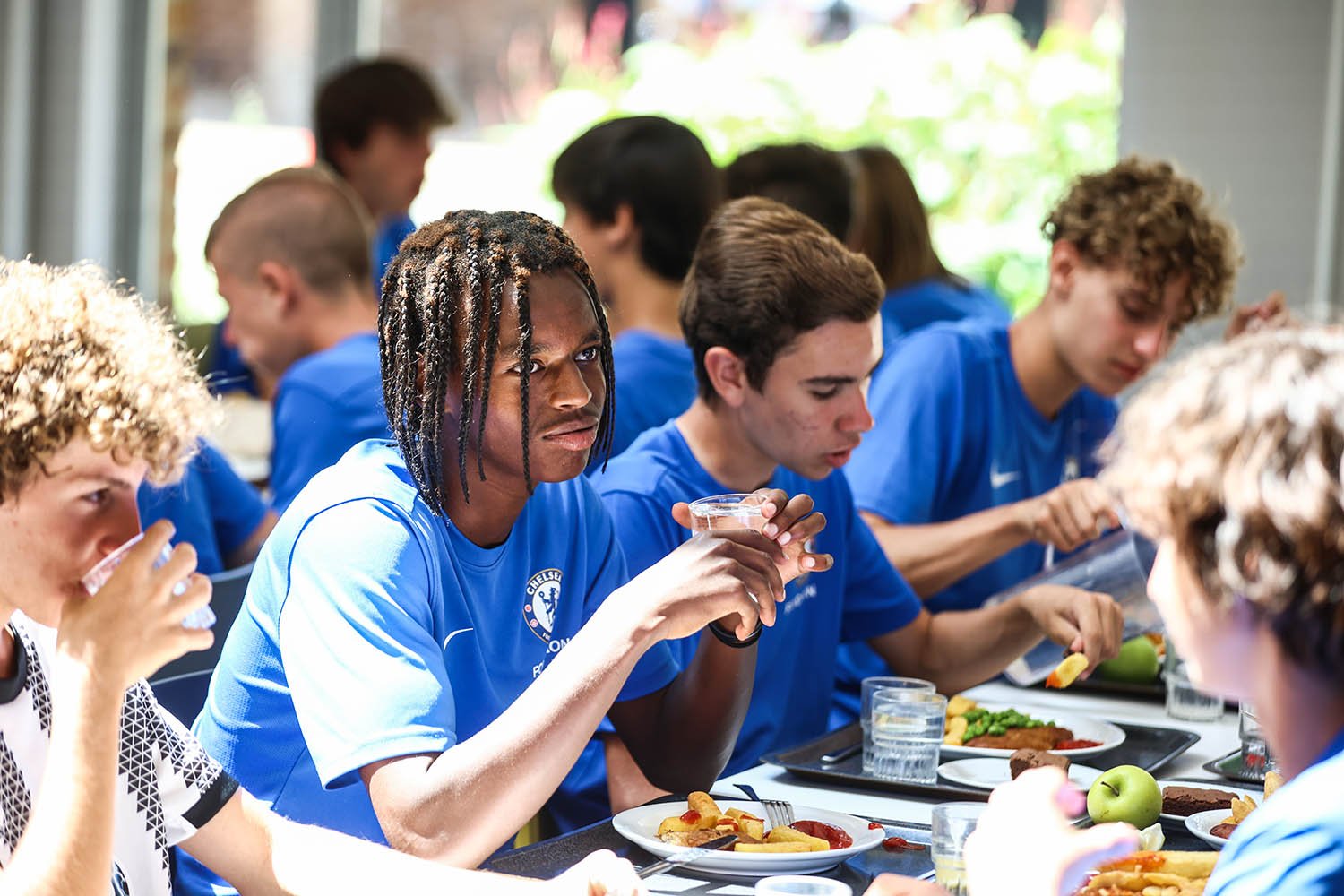niño comiendo el almuerzo en el campamento