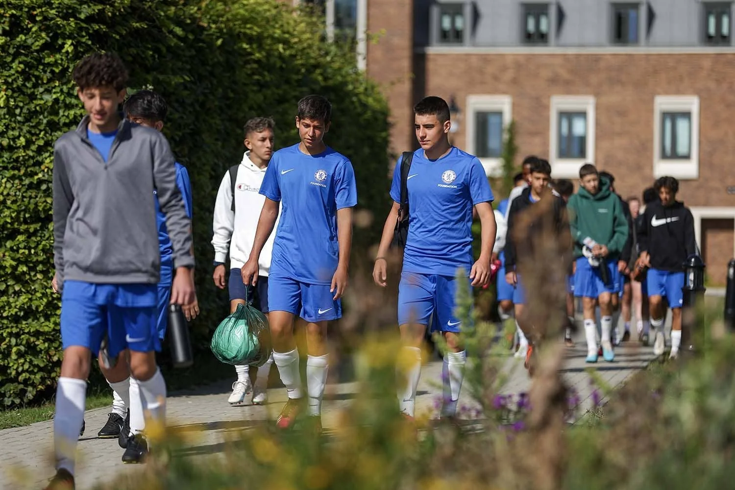 garçons marchant sur le campus en discutant