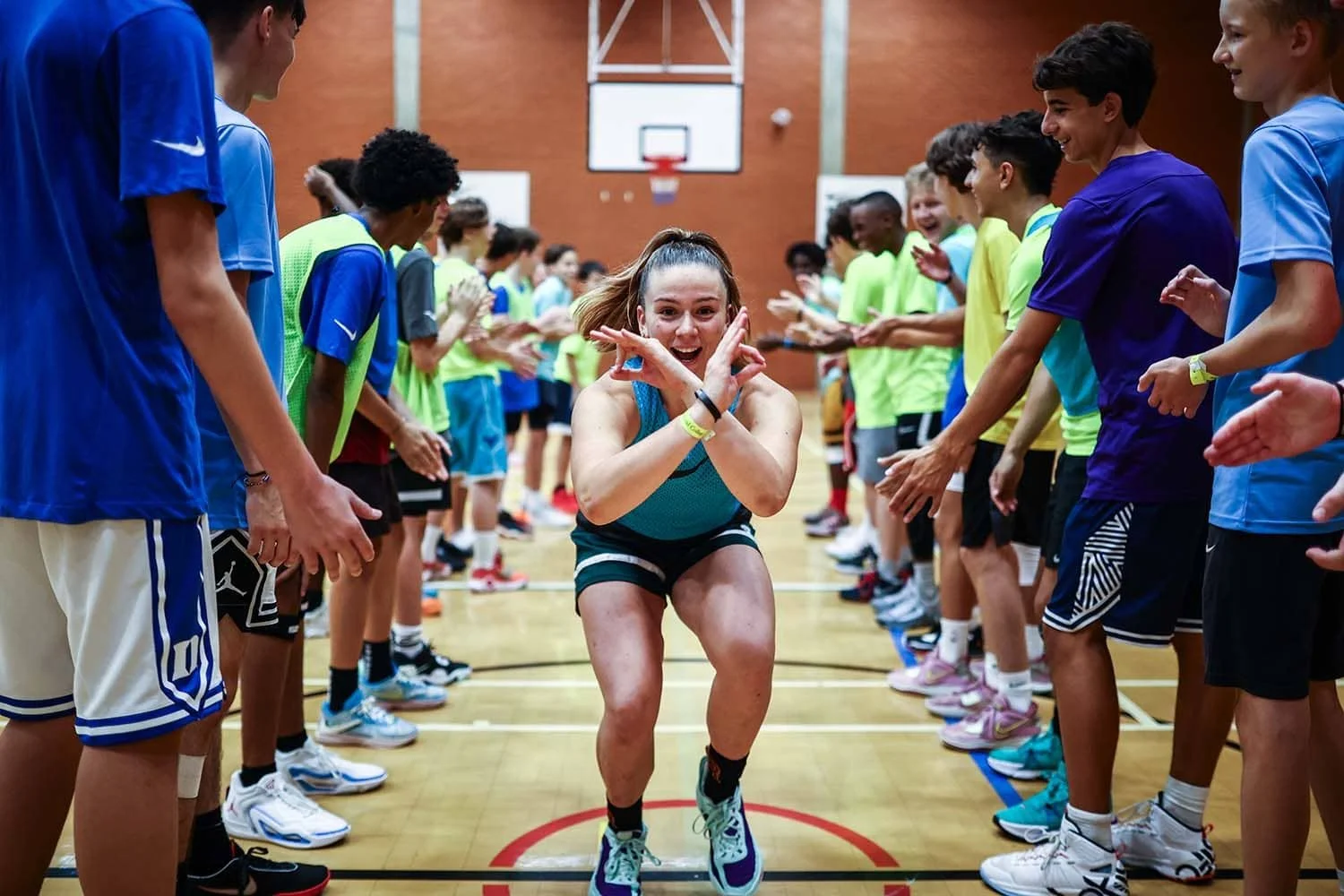 Chica en el campamento de baloncesto de Nike creando vínculos con el equipo