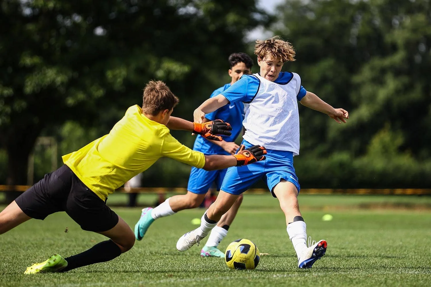 portero que detiene un disparo