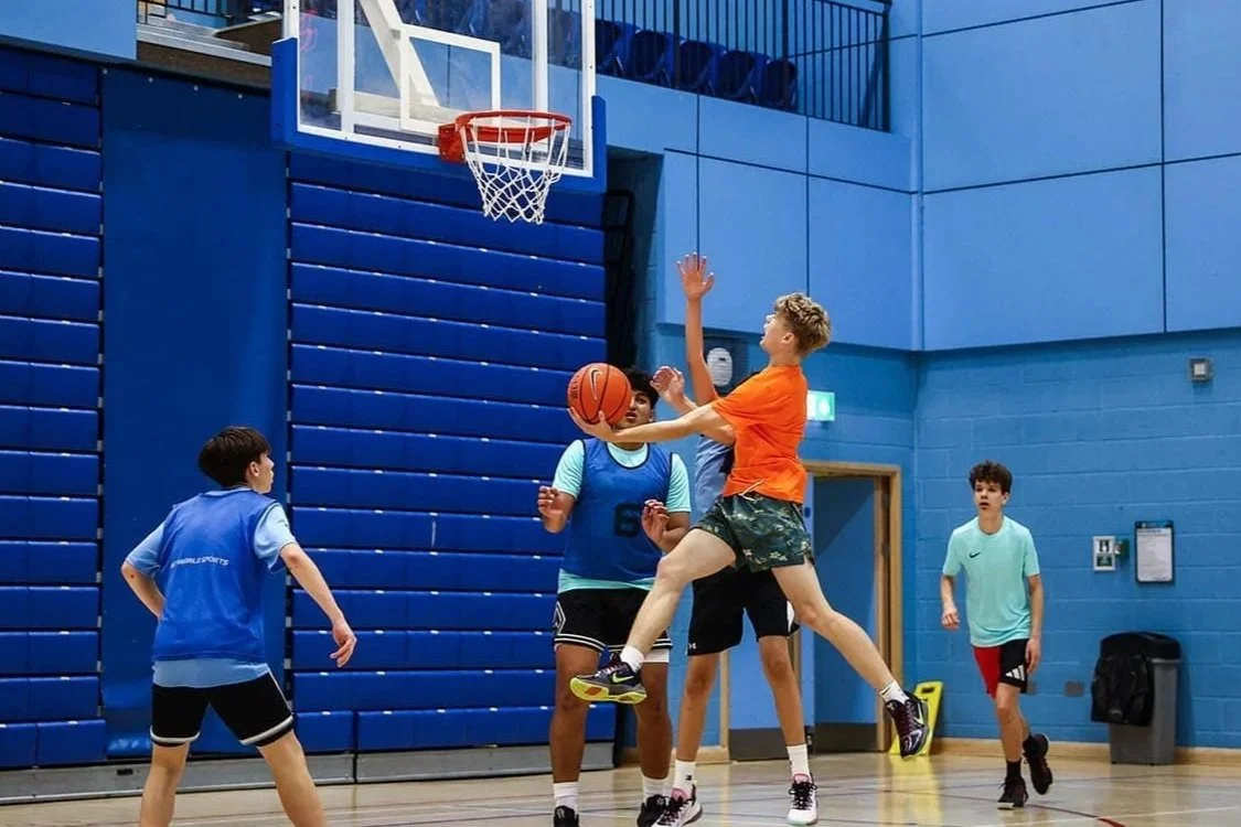 niño haciendo una bandeja