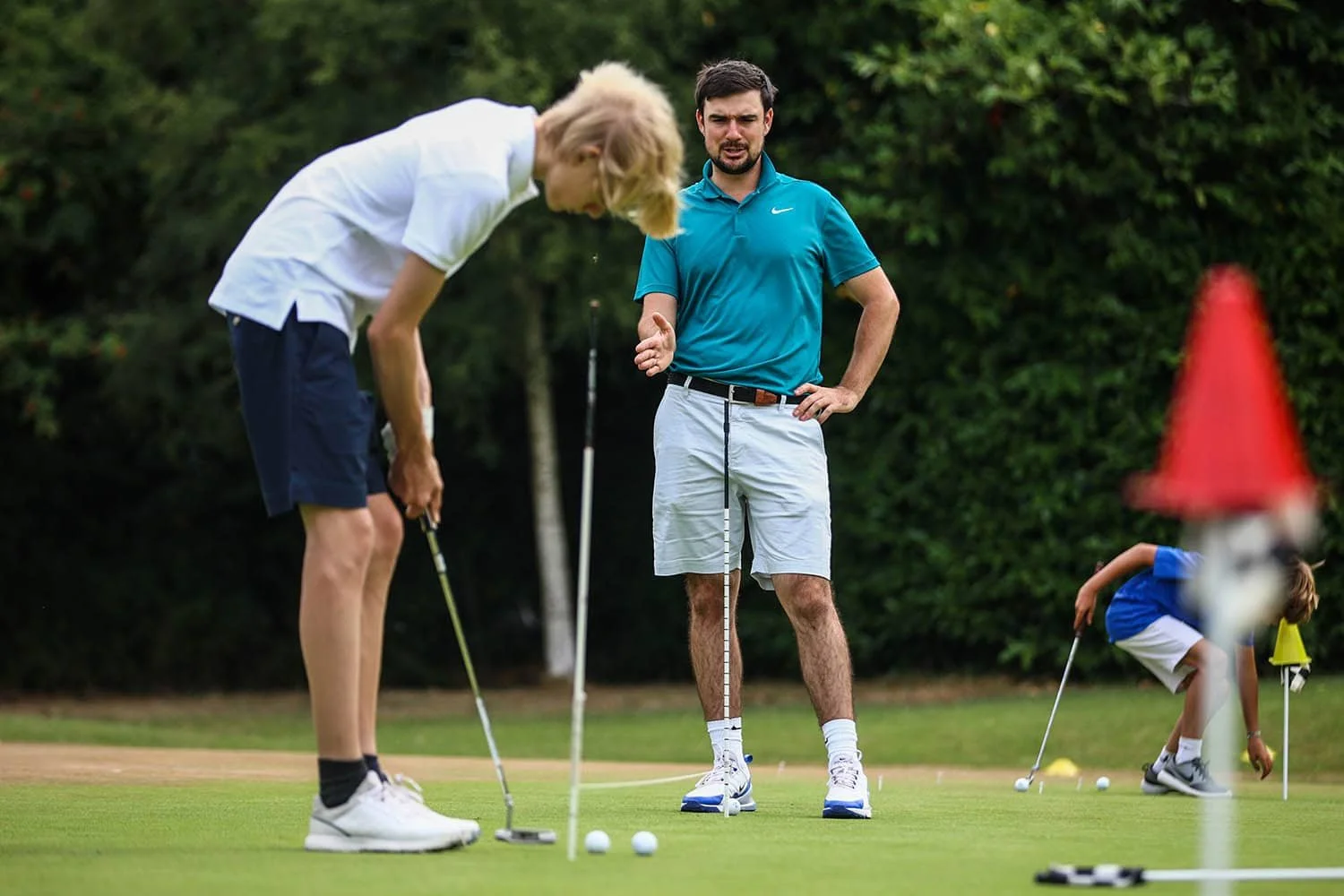 niño practicando su golpe corto