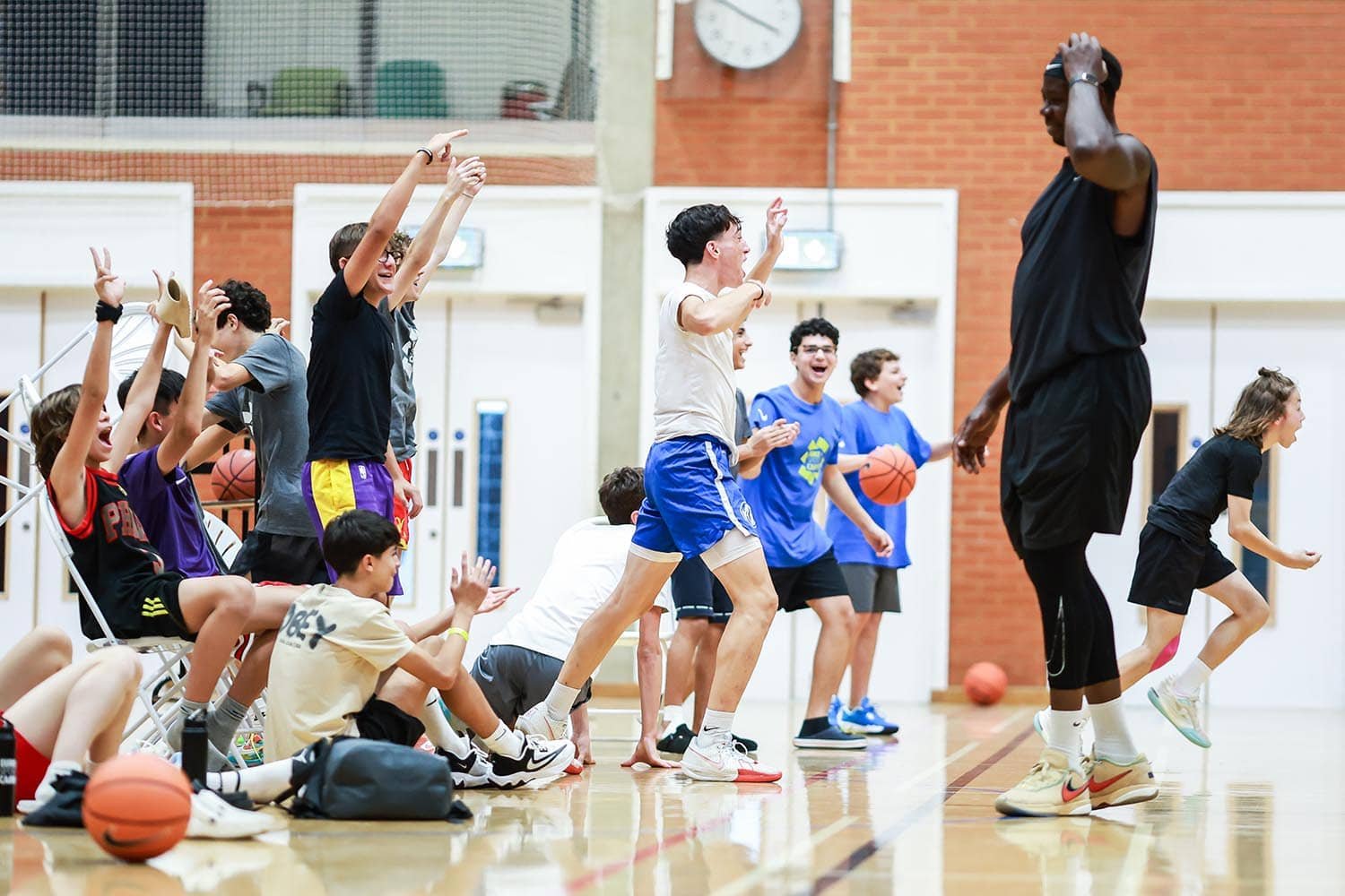 Jungen feiern im Camp