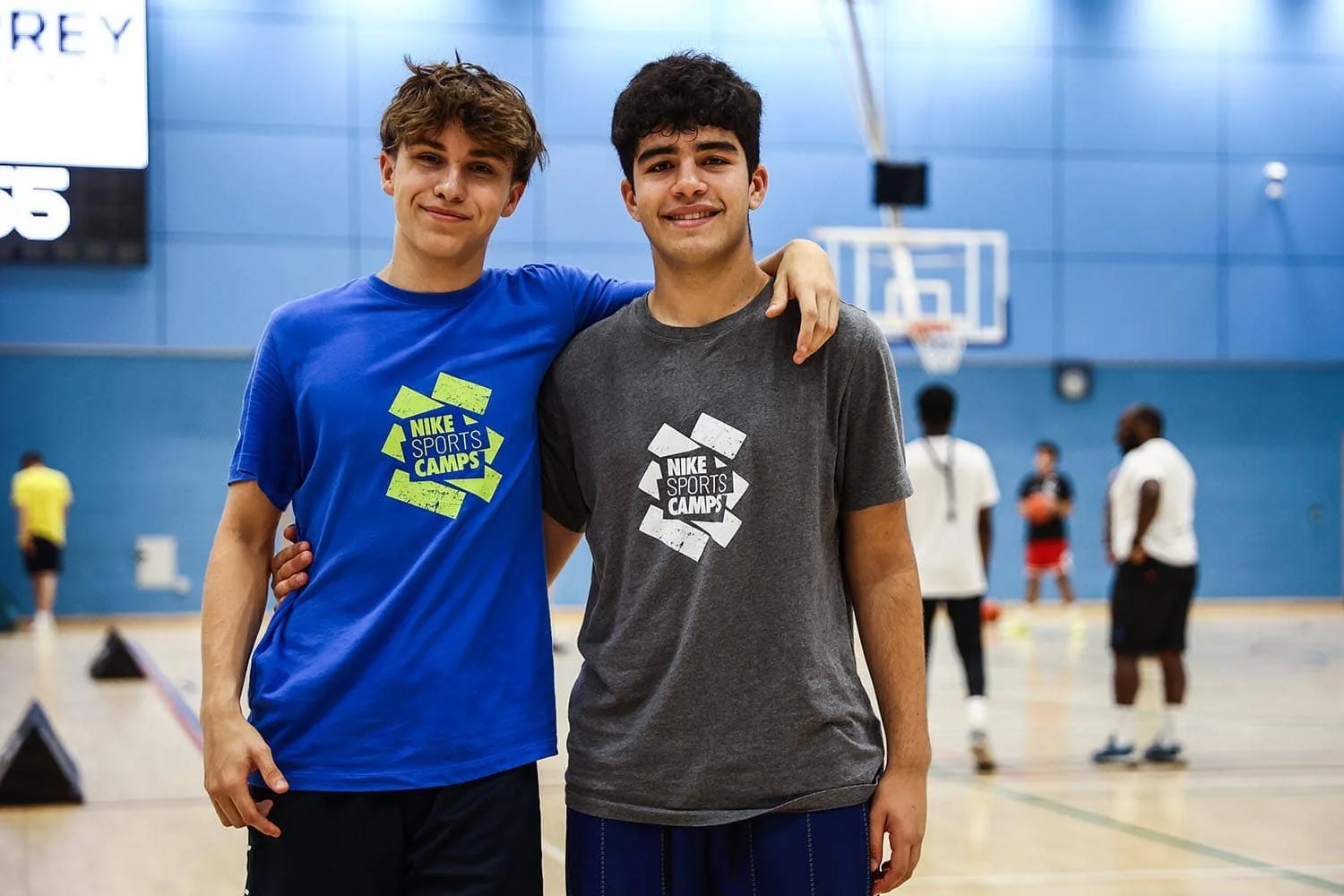 Chicos con camisetas de Nike Sports Camps.