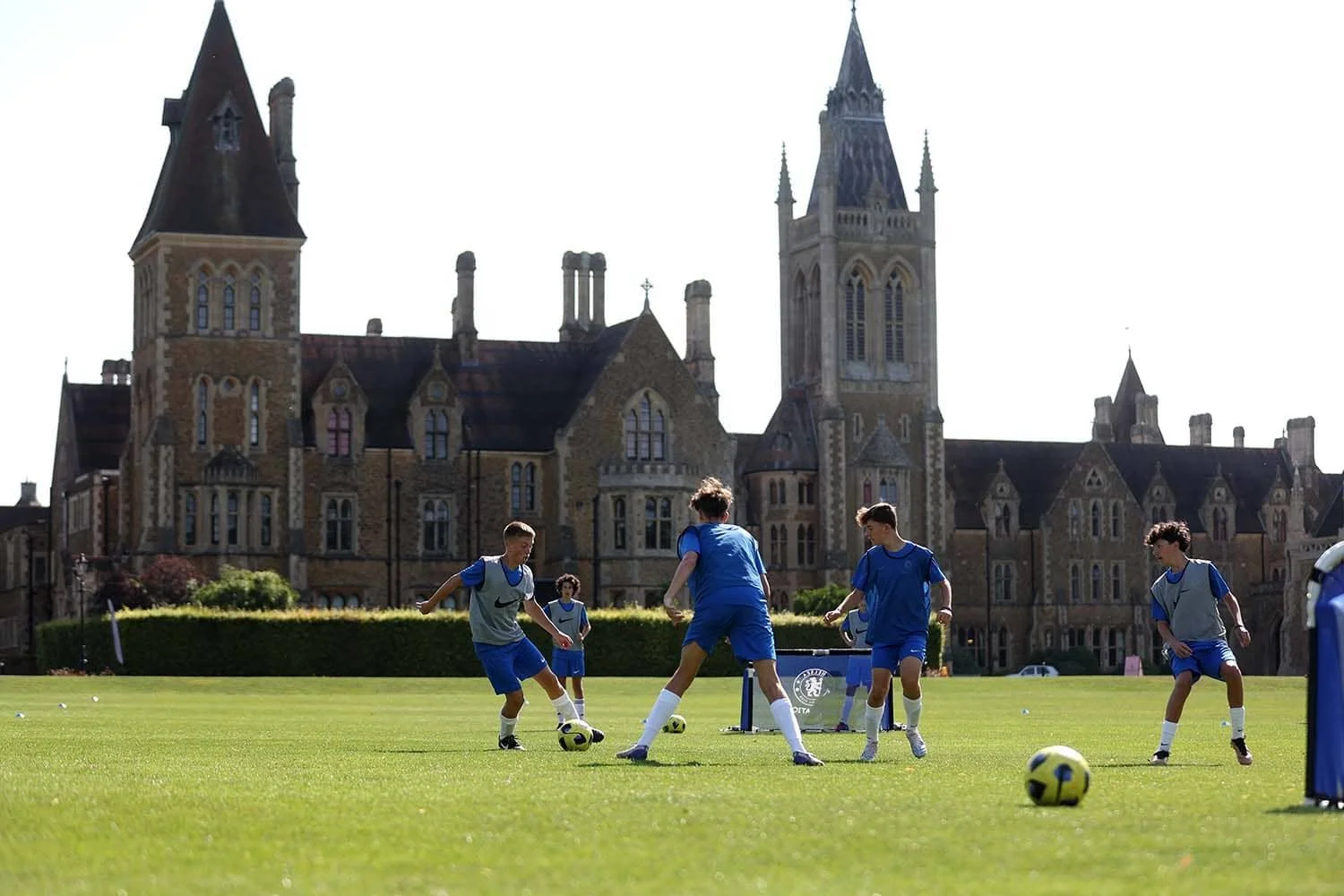 garçons jouant au football à Charterhouse