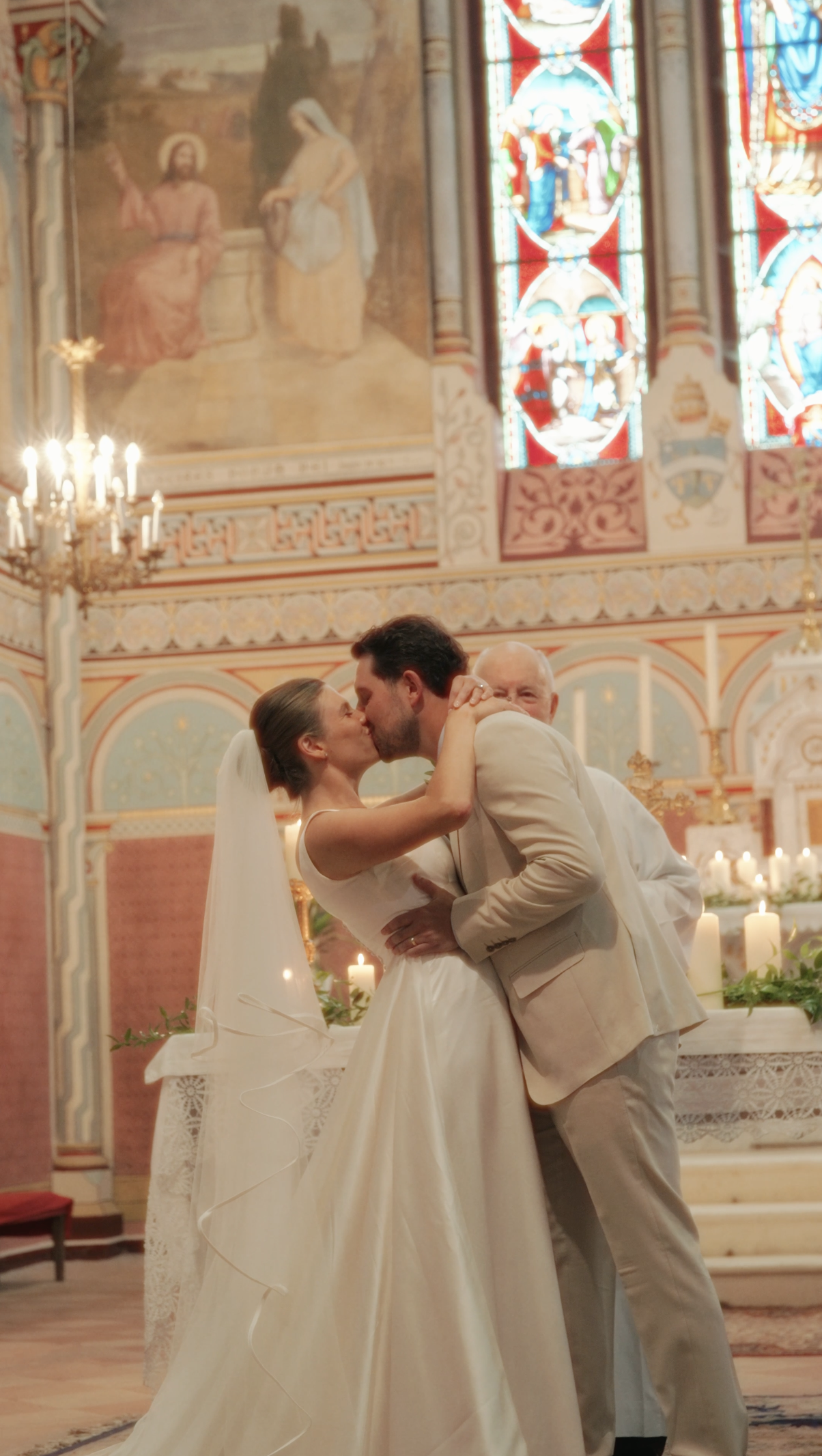 The moment the groom kisses the bride - wedding videographer Bordeaux