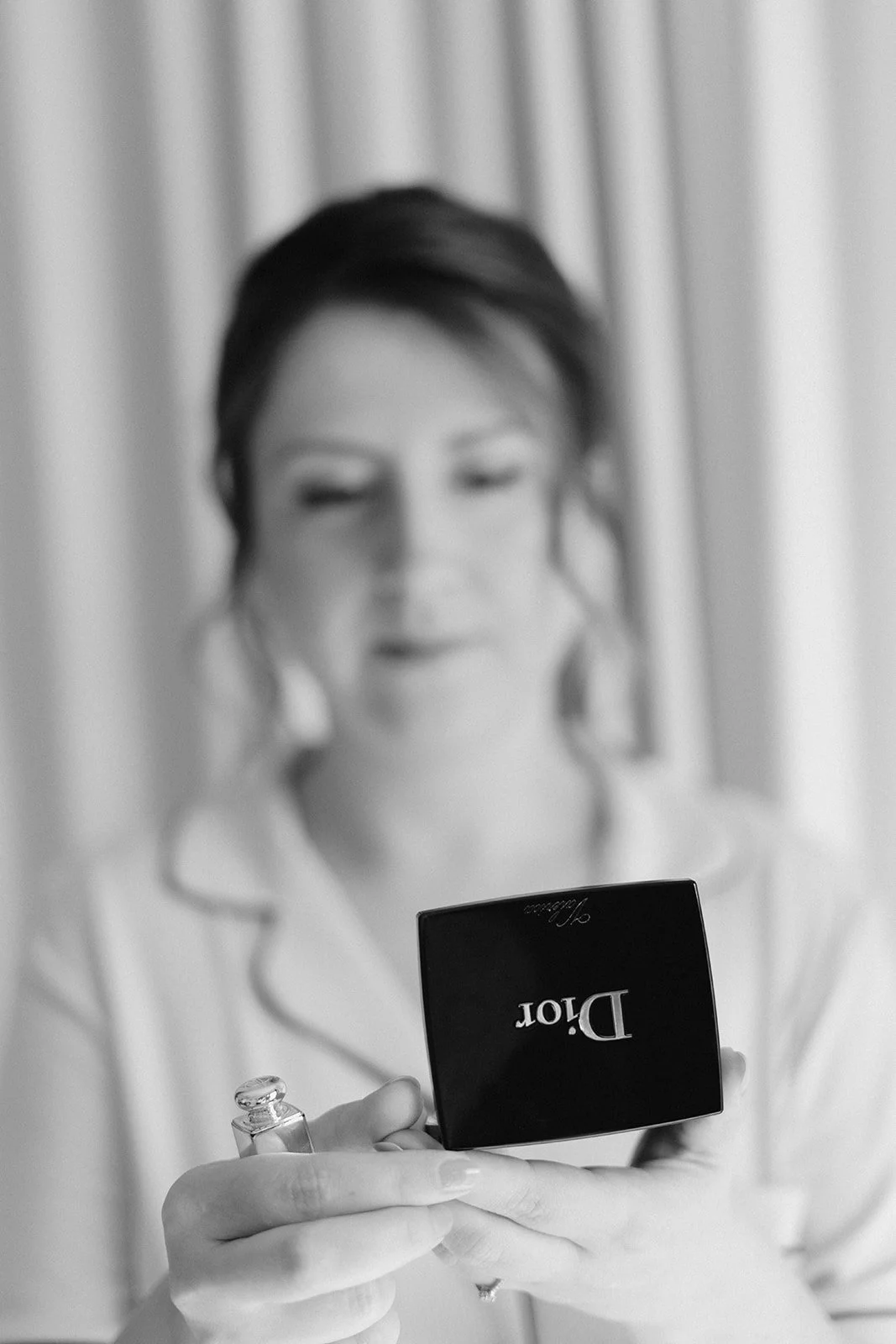 Mariée se regardant dans un miroir Dior