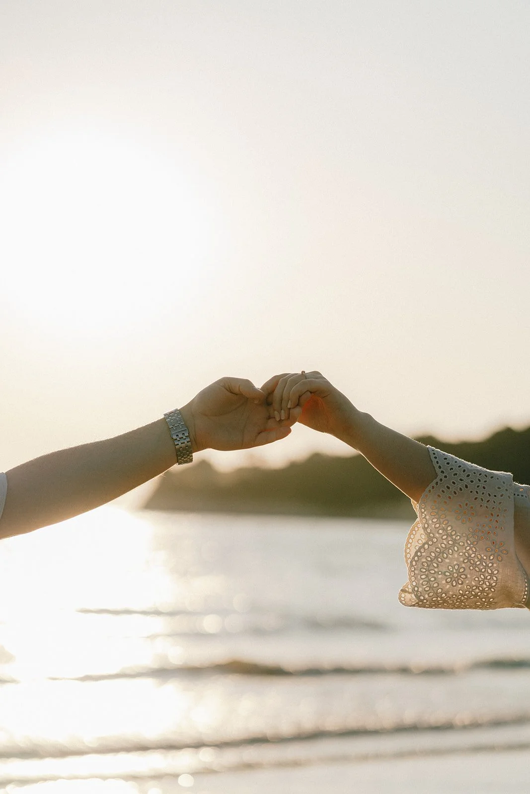 photo-couple-plage-details-mains.jpg
