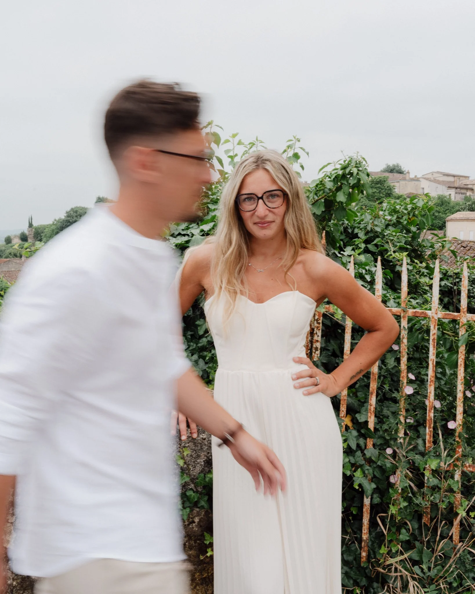 Photo couple moderne, une femme net, le conjoint passe devant en étant flou