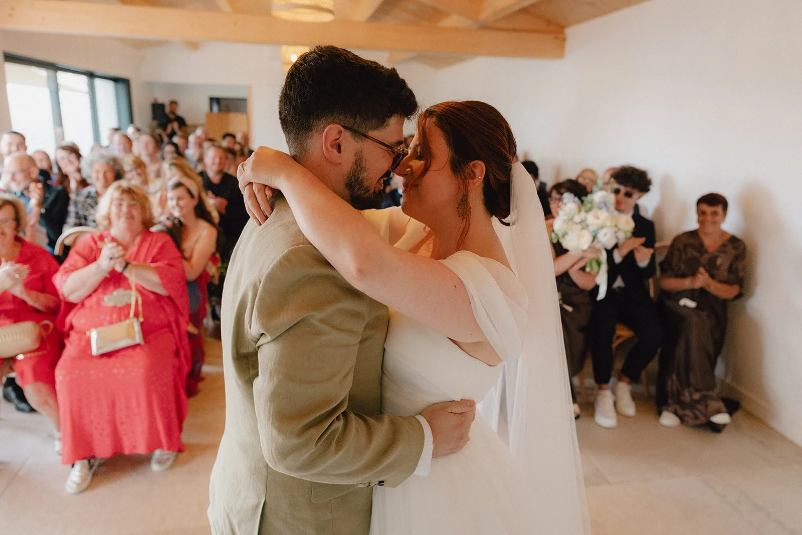 Bisous jeune mariée