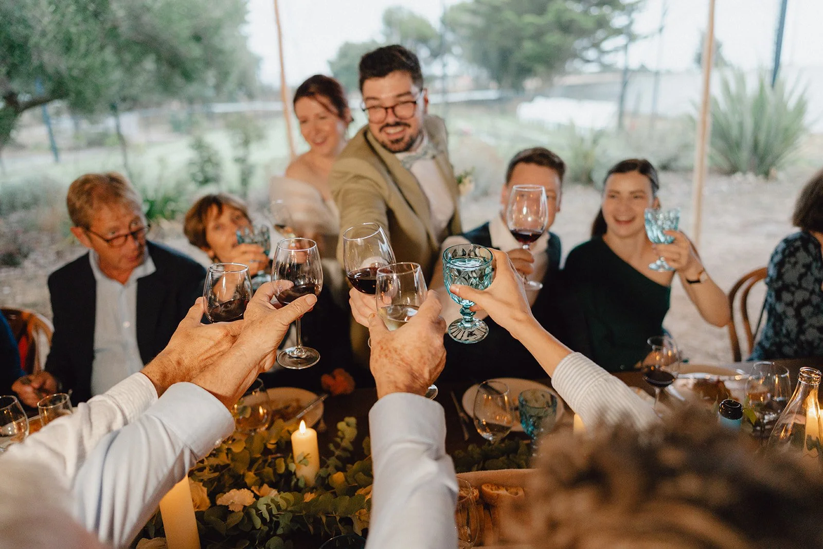 Les verres trinquent pour les mariés