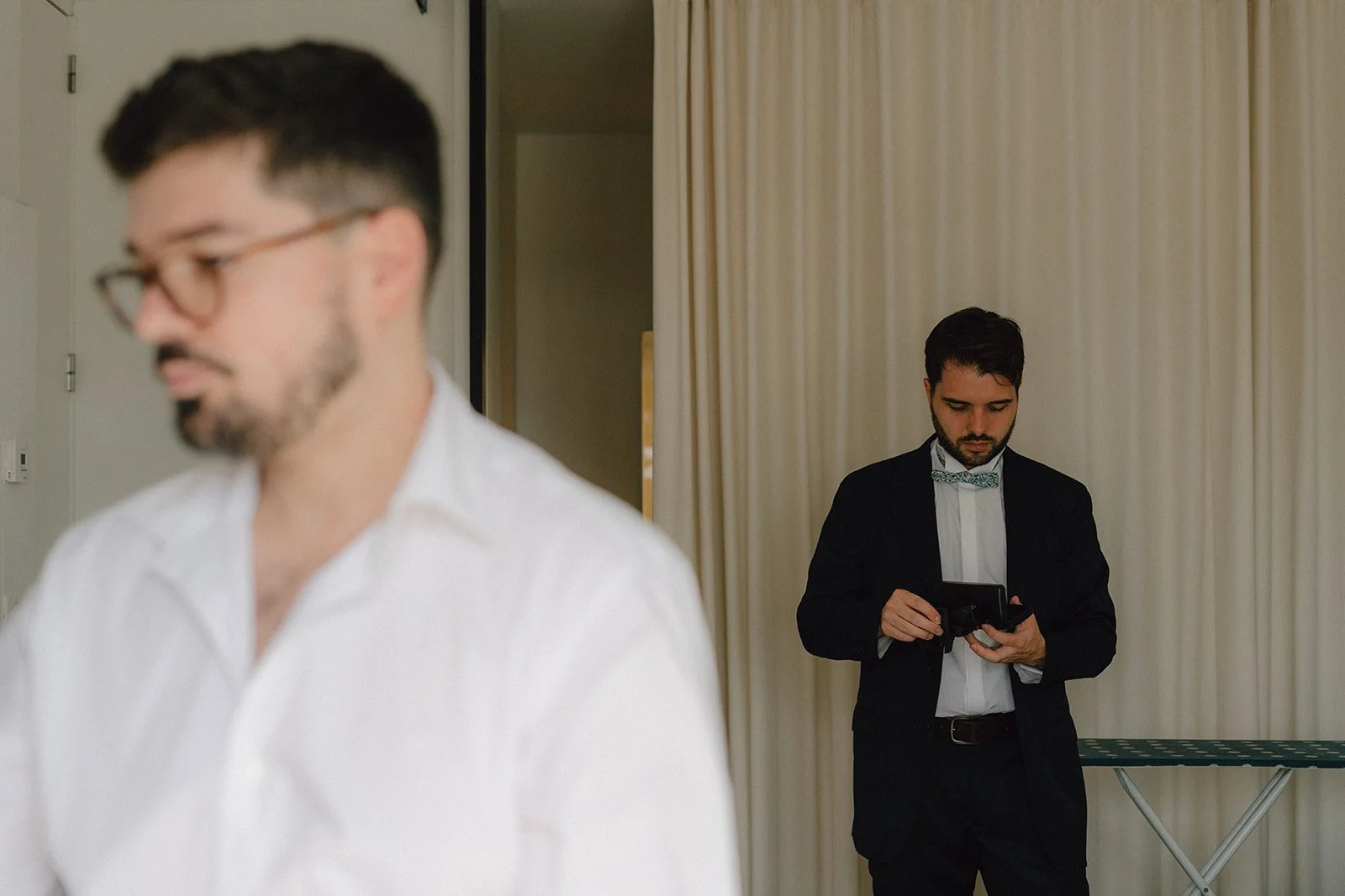 portrait marié et garçon d'honneur pendant les preparatifs