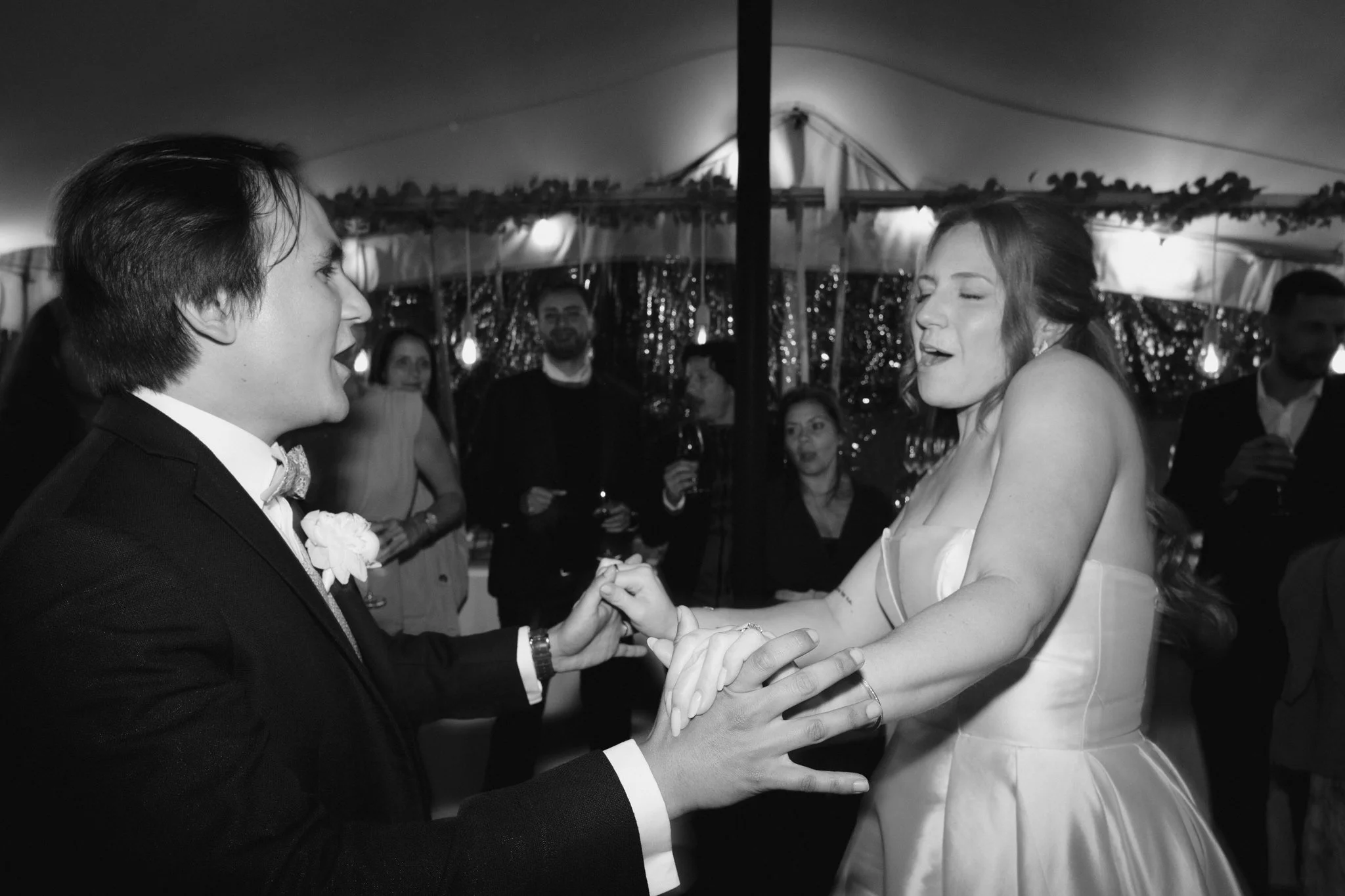 couple jeune marié qui danse sur le dancefloor