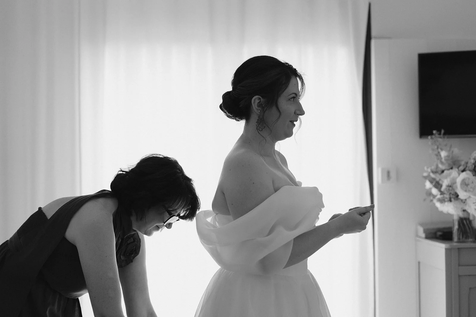 La maman remet la robe de sa fille, future mariée