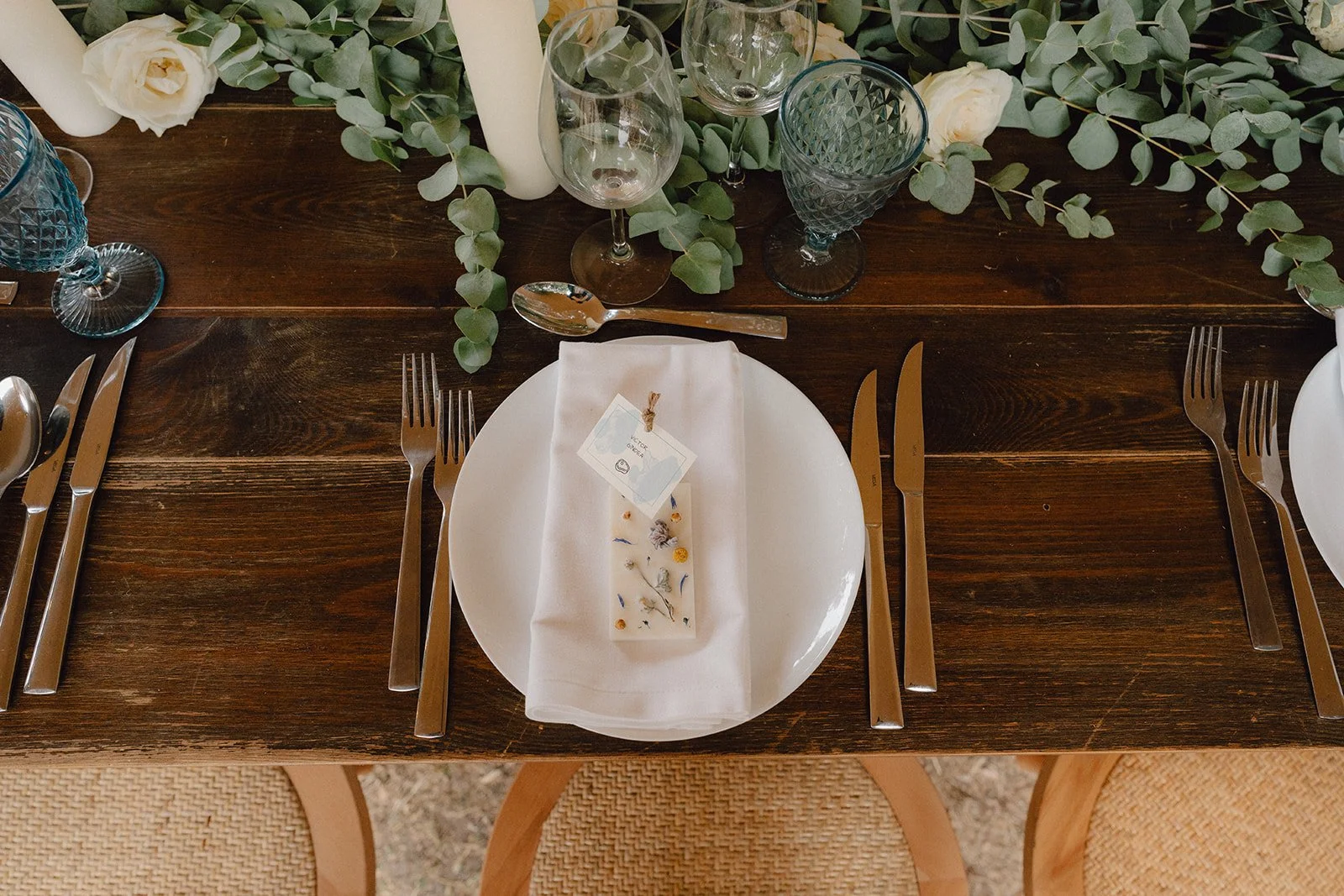 Photo table vue d'en haut avec cadeau invités