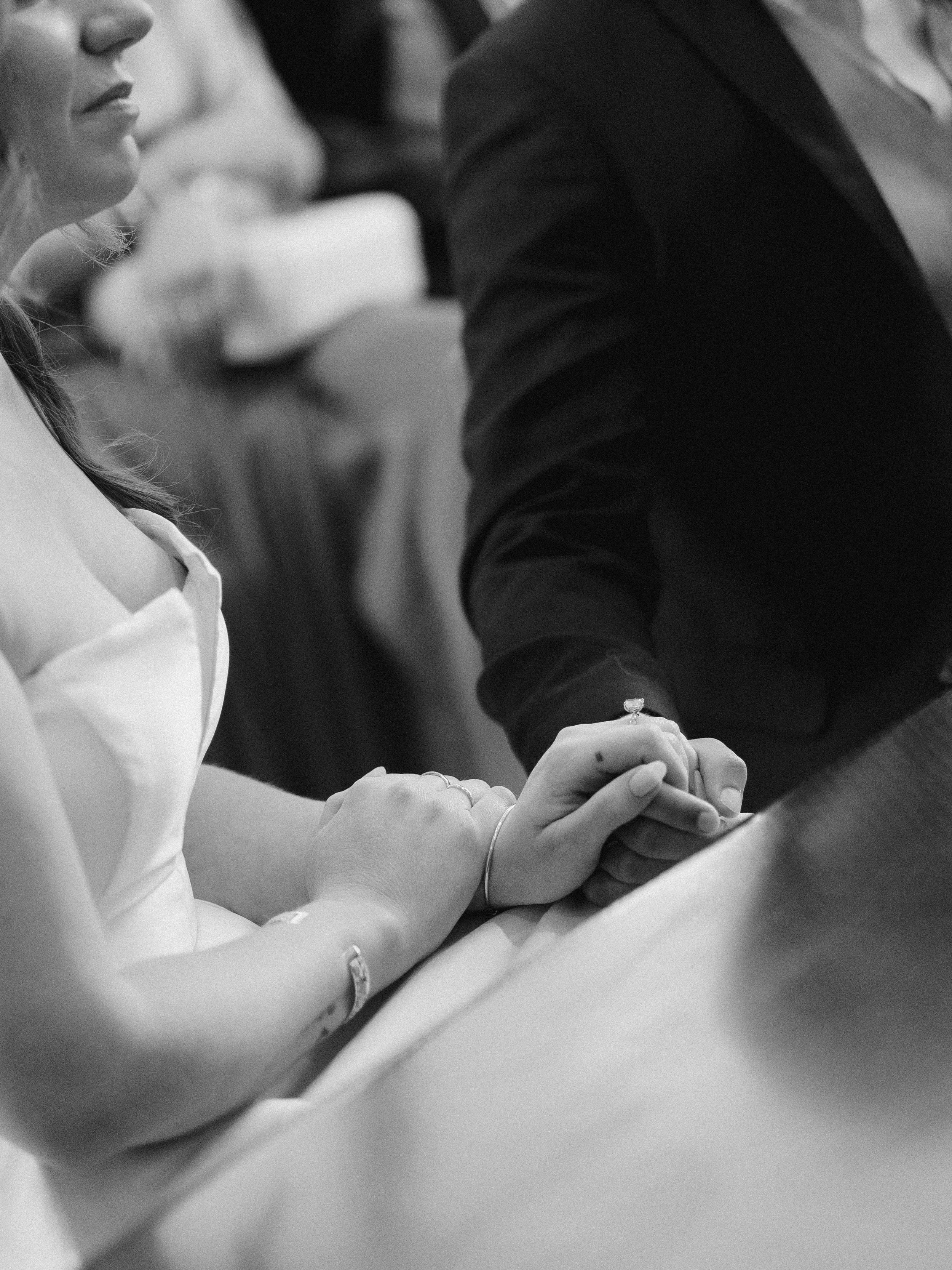 Une femme et un homme se tiennent la main lors d'une cérémonie civile.