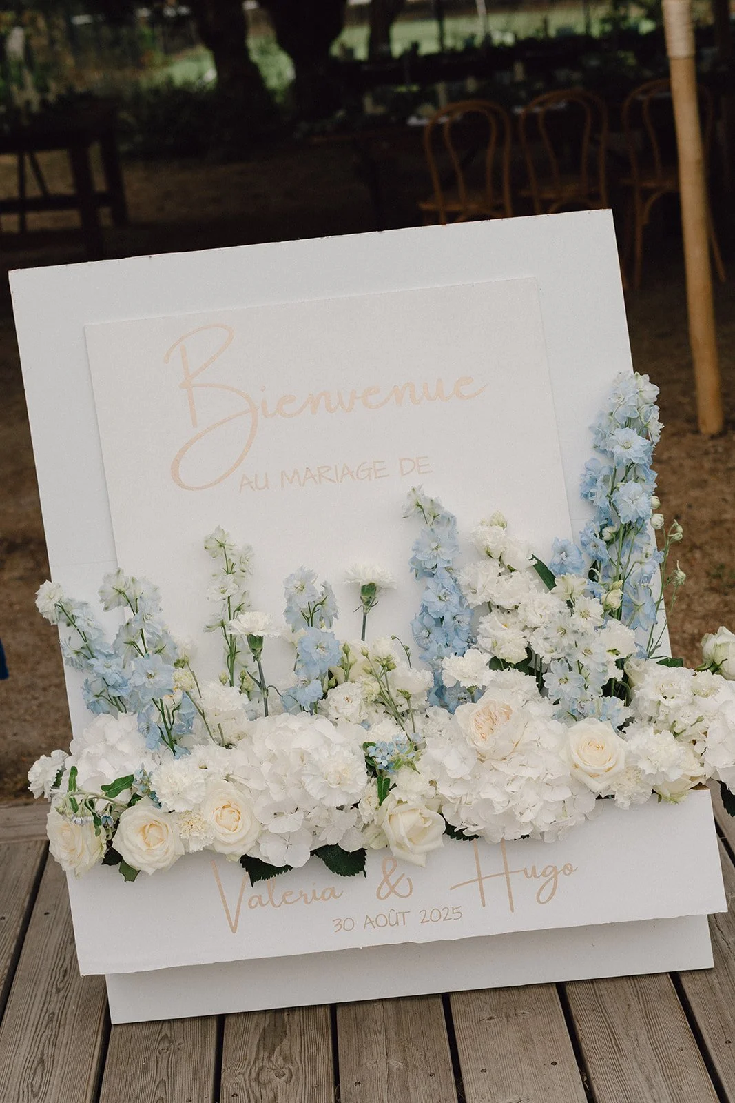 Signalétique "bienvenue au mariage", fleur bleu et blanche