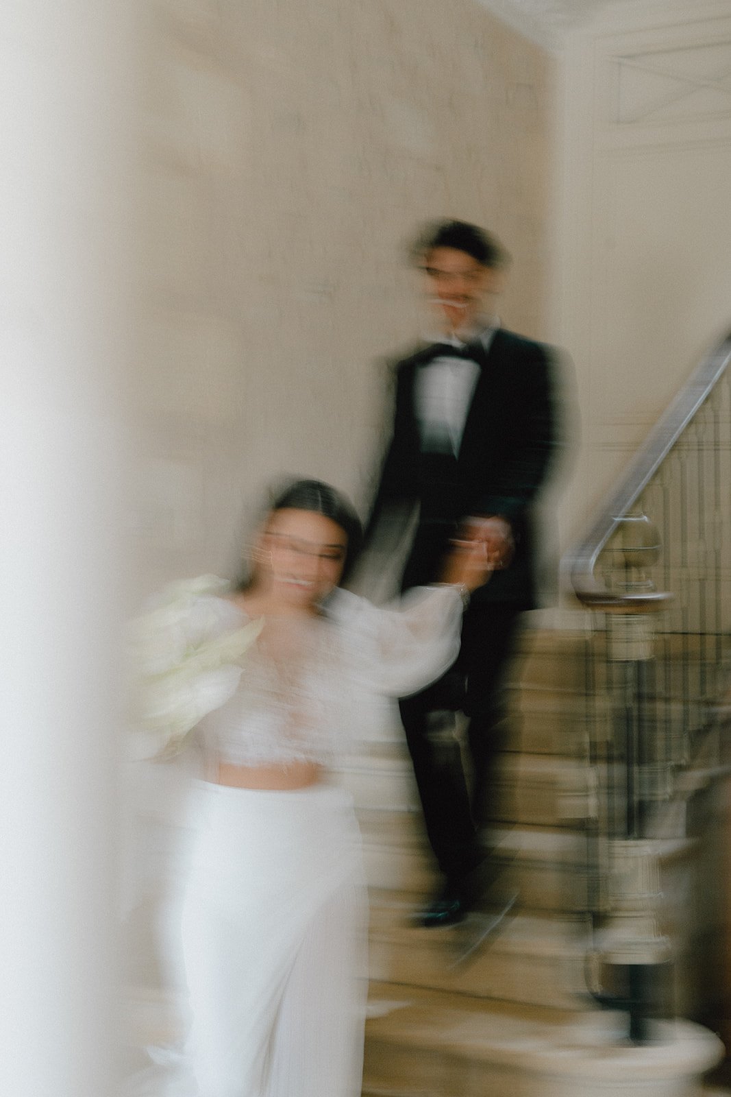 Couple mariage descendant les escaliers, mouvement, flou