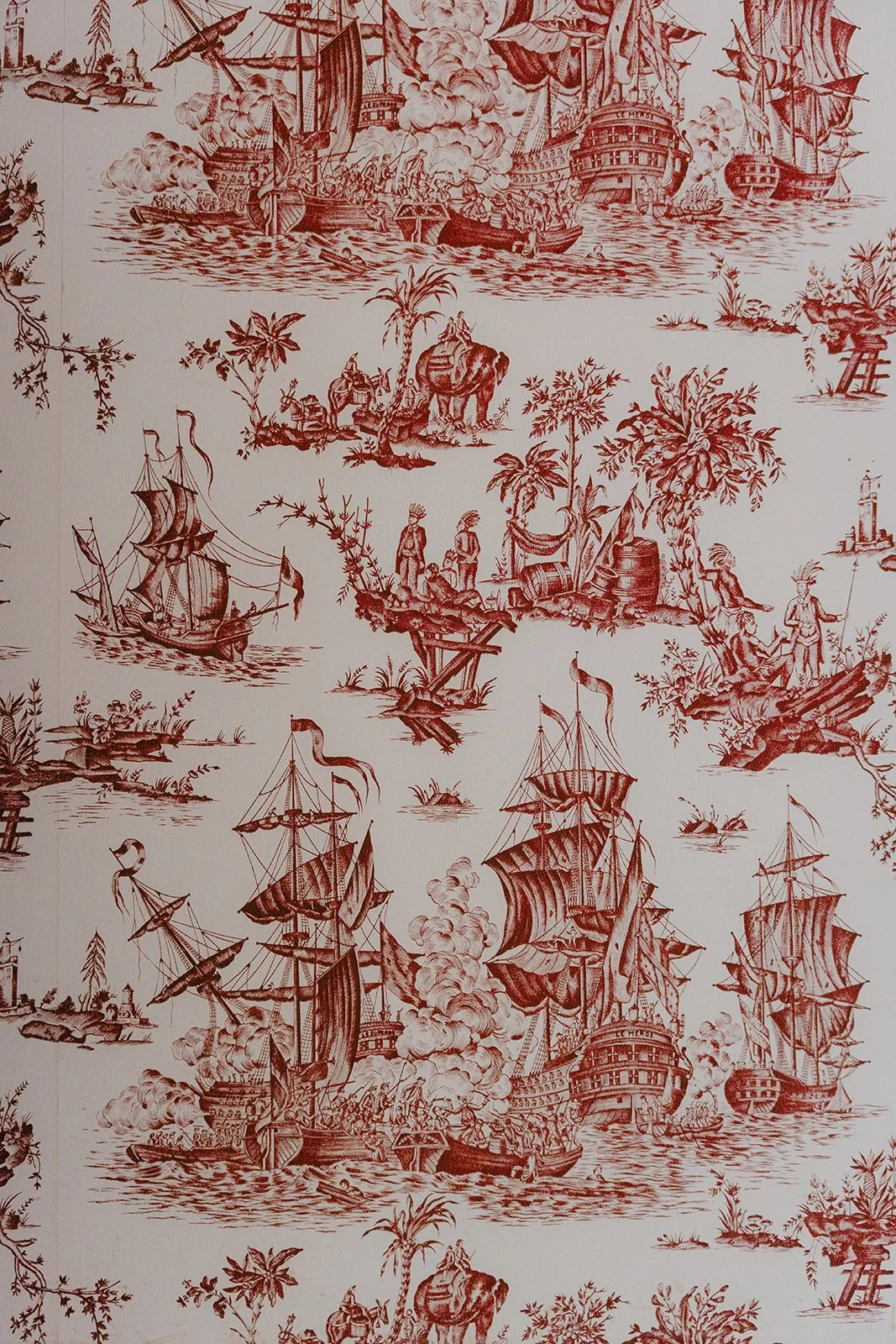 Illustration de scènes maritimes historiques avec des navires, des soldats, des animaux et des éléments de la nature, en style gravure en rouge, à la Demeure du Siècle.