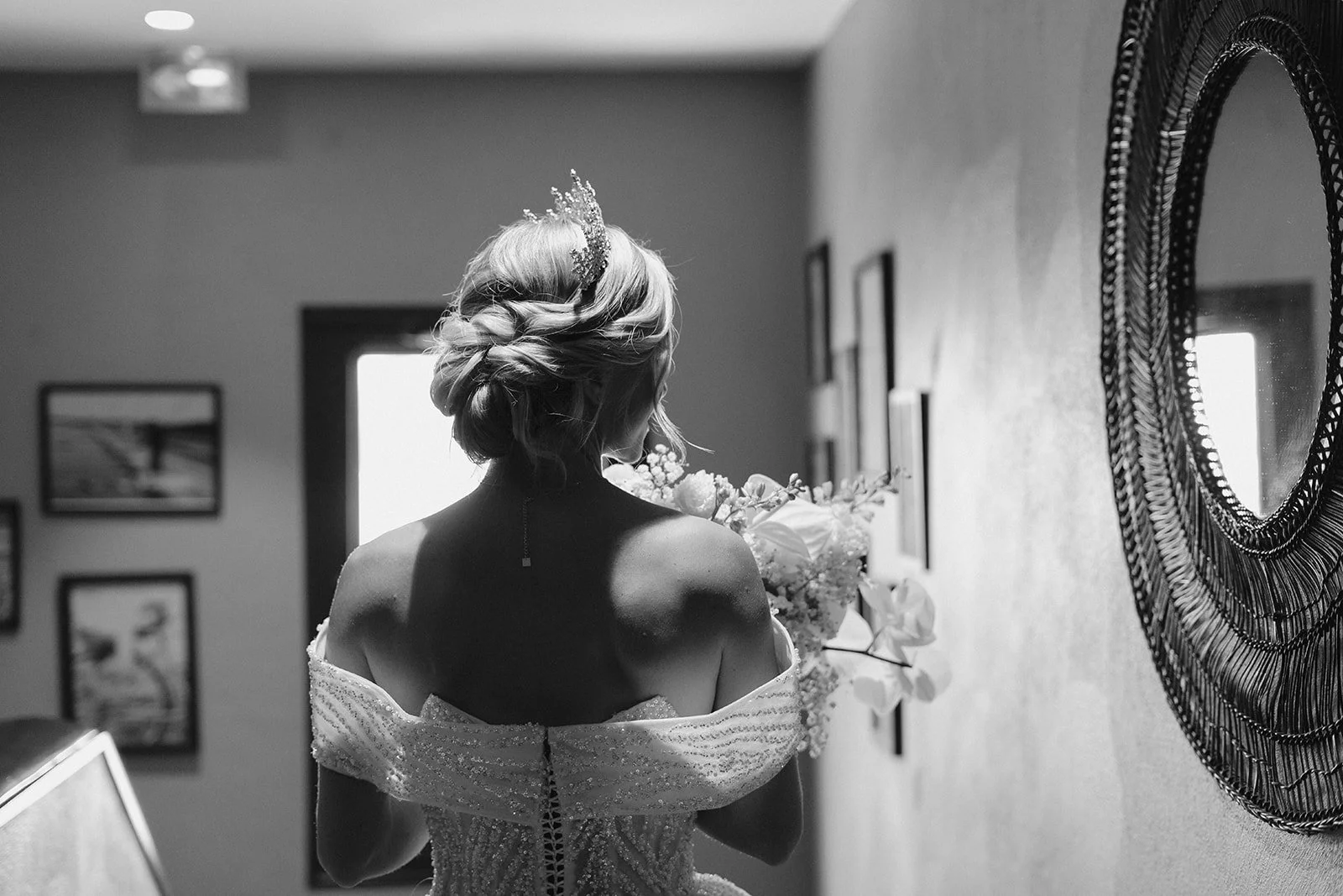 Photo prise de dos de la mariée, prête à rejoindre son futur époux pour la cérémonie laïque