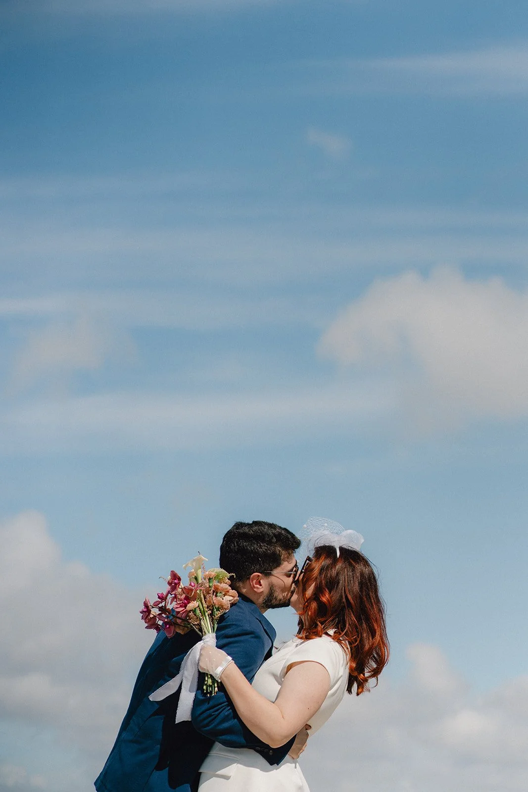 Photo couple cérémonie civil bisou ciel bleu