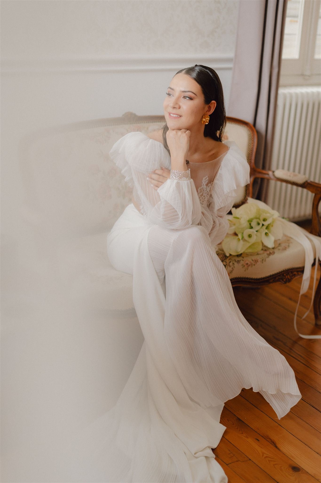 Portrait mariée dans le canapé, style éditorial