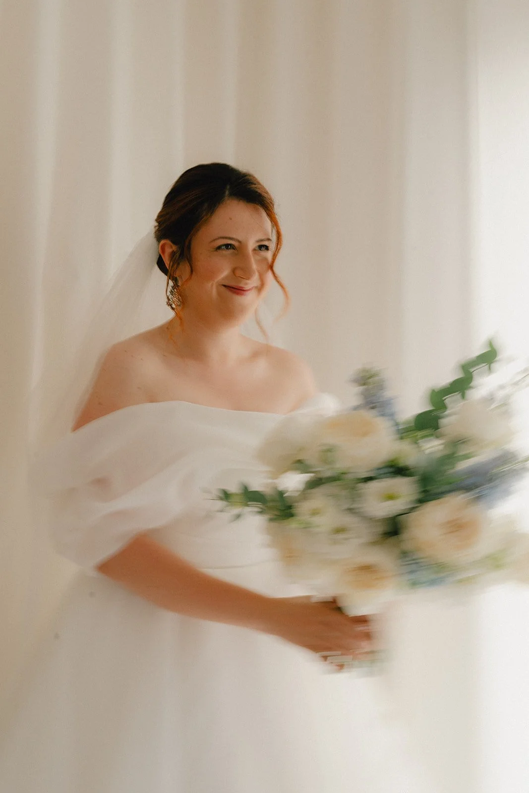 Portrait mariée tenant son bouquet de fleur
