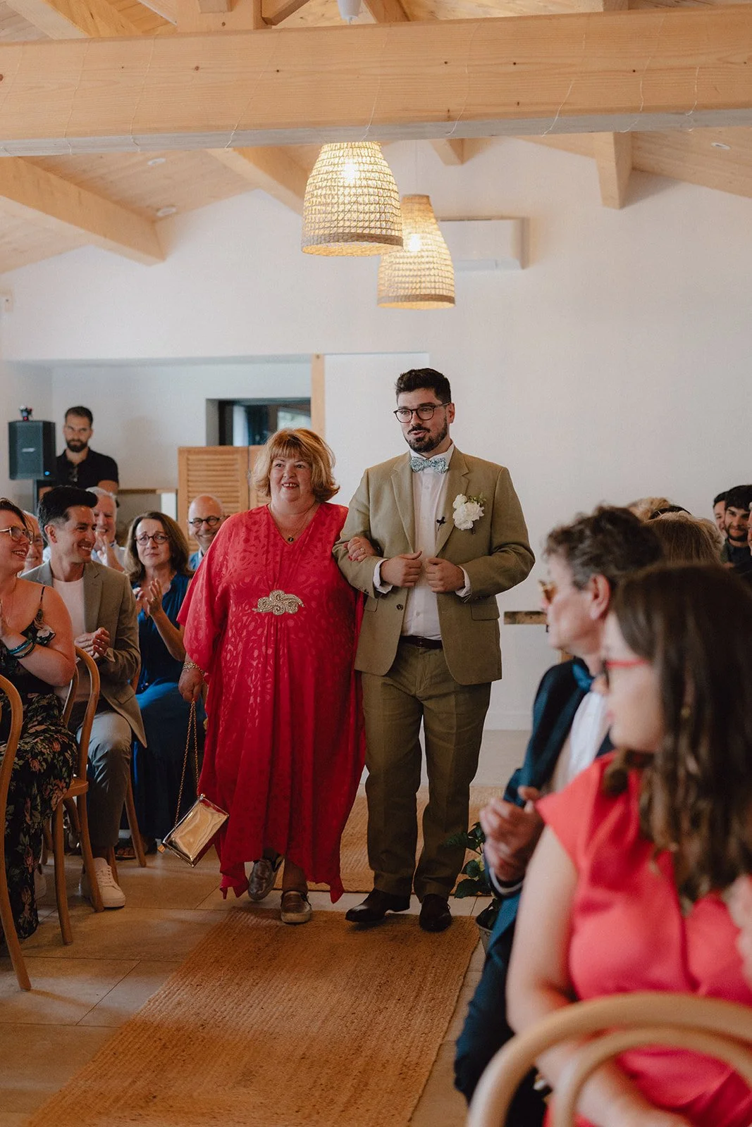 Entrée marié avec sa maman, cérémonie laïque