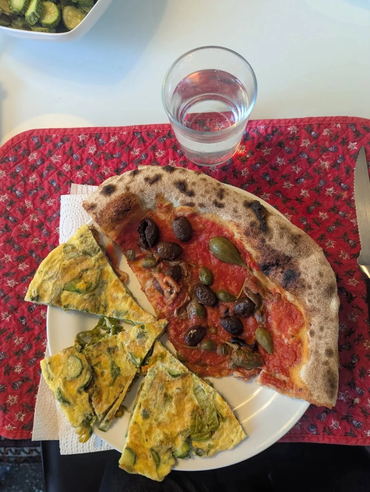 Questo &egrave; il pranzo che mi sono preparata oggi.

Frittata di zucchine e pizza.

Non &egrave; un pranzo "sgarro".
Non &egrave; un pranzo "libero".
&Egrave; semplicemente un pranzo.

Un pasto che comprende proteine, verdure e 