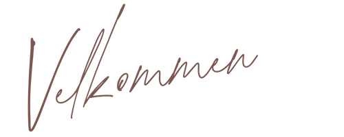 Kalligrafisk tekst, der siger "Velkommen!" med sort blæk på en hvid baggrund.