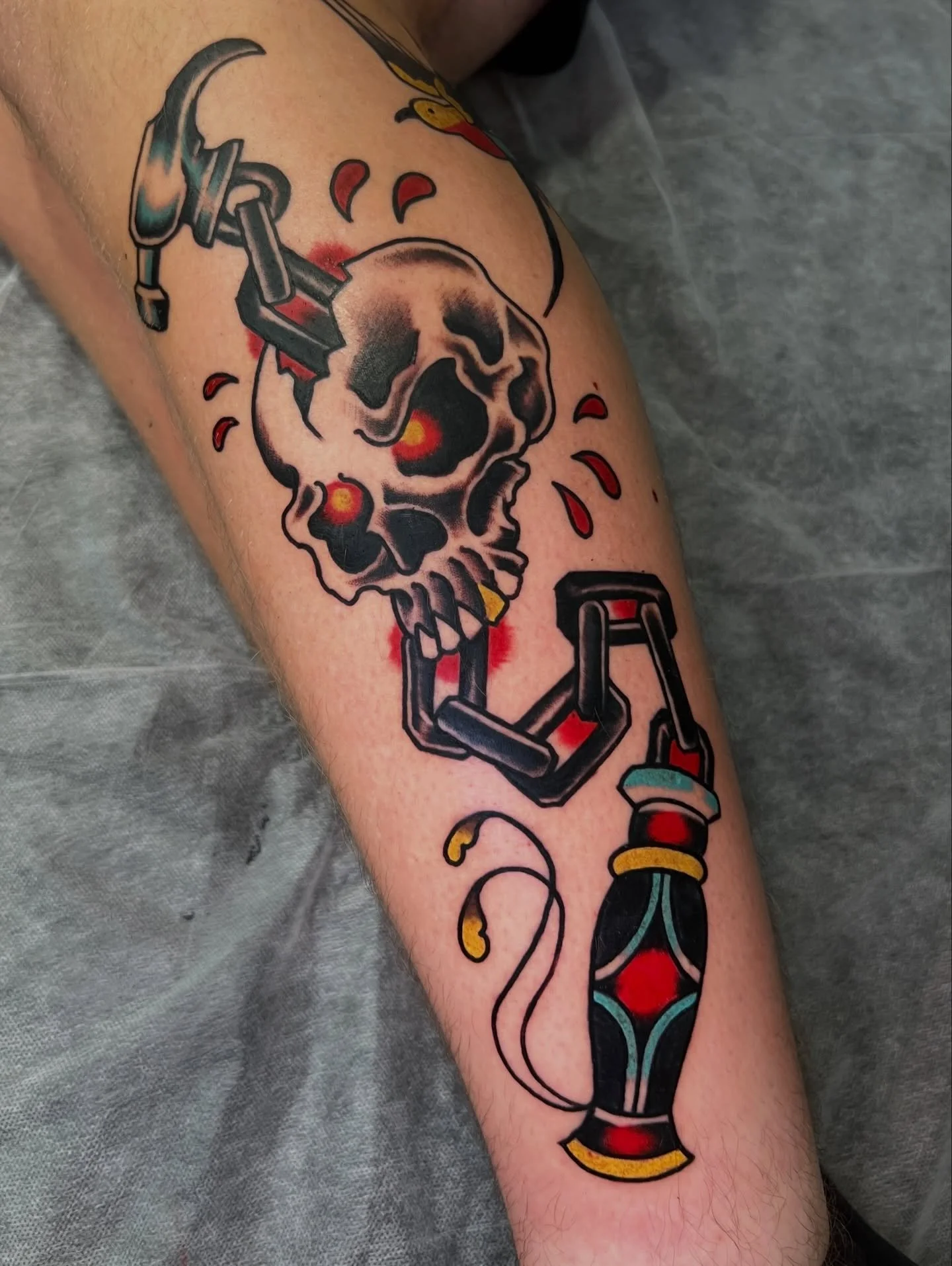 Skull and Hammer flail custom drawn on for a walk-in.

Thank you for the good times and laughs!

#sgtattoo #singaporetattoo #skulltattoo #traditionaltattoo #custom 

Done at the armory @timetattooco