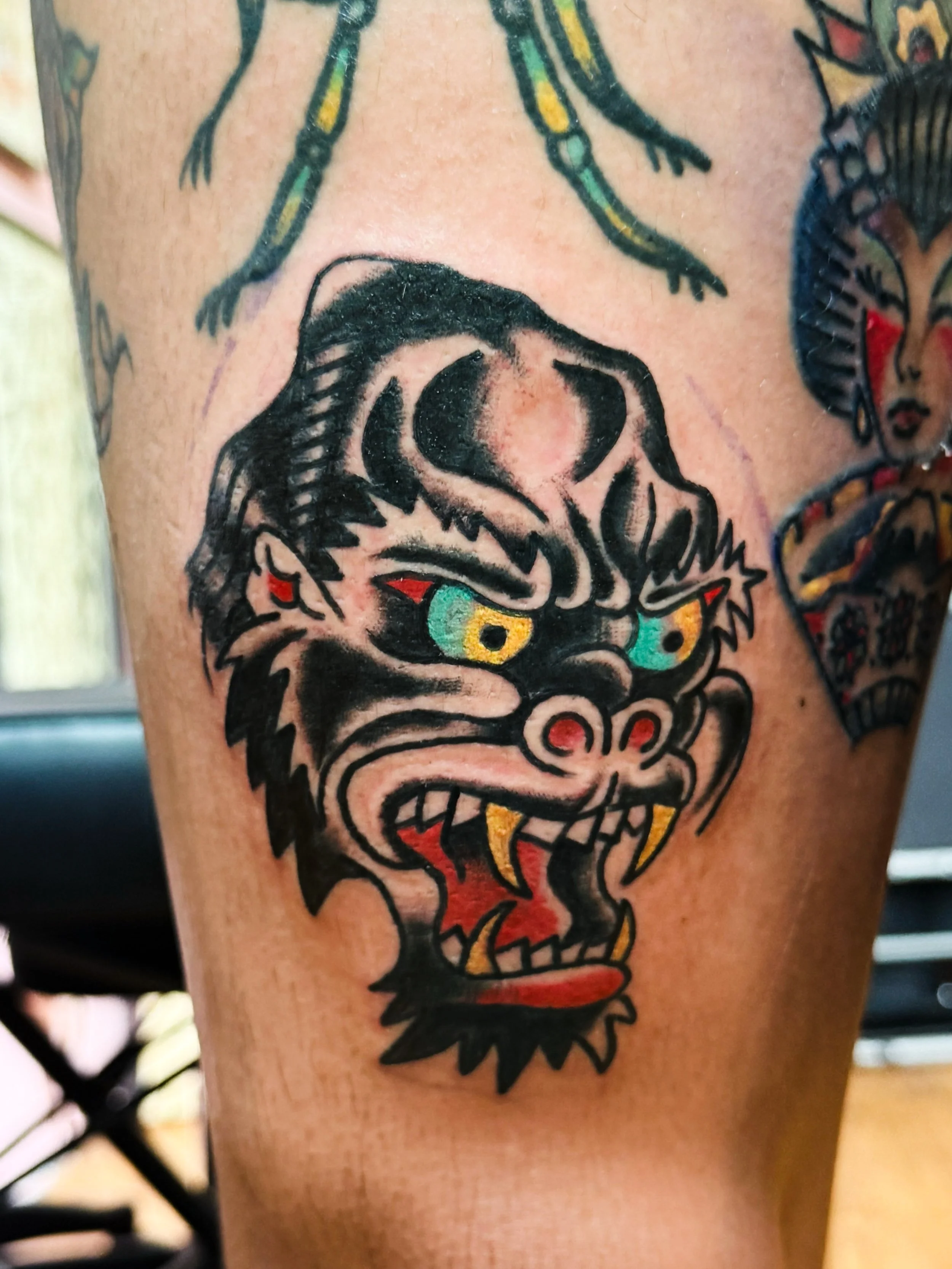 🦍🦍🦍🦍🦍🦍🦍🦍. Got time to tatt dm for tattoos at apprentice rate 🥸
.
.
.
.
.
.
#singaporetattoo #americantraditional 
#traditionaltattoo #flash #tattoo